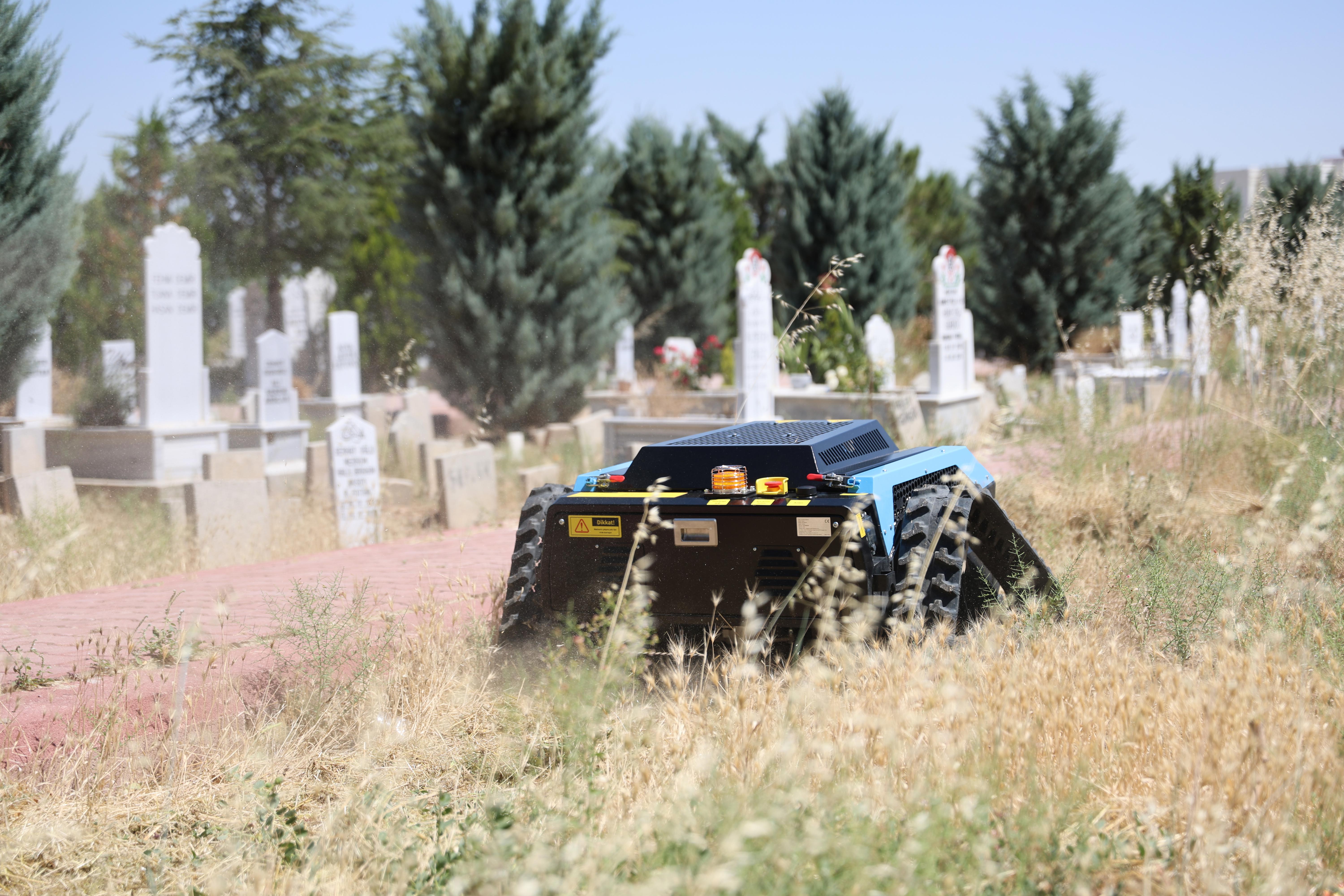 KONYA BÜYÜKŞEHİR MEZARLIK BAKIMINDA OT BİÇME ROBOTLARINI KULLANMAYA BAŞLADI