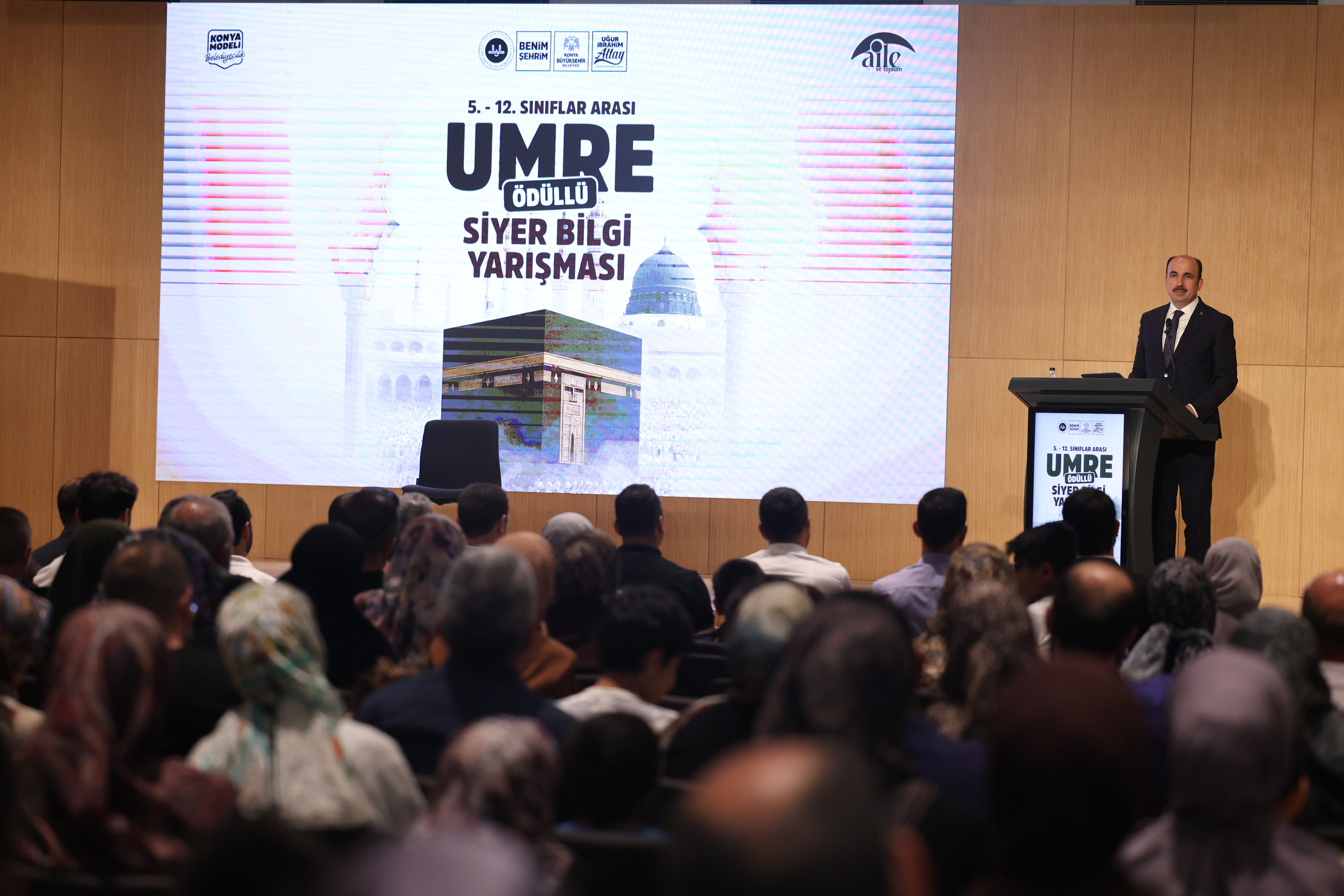BAŞKAN ALTAY UMRE ÖDÜLLÜ SİYER YARIŞMASINI KAZANAN ÖĞRENCİLER VE AİLELERİYLE BULUŞTU