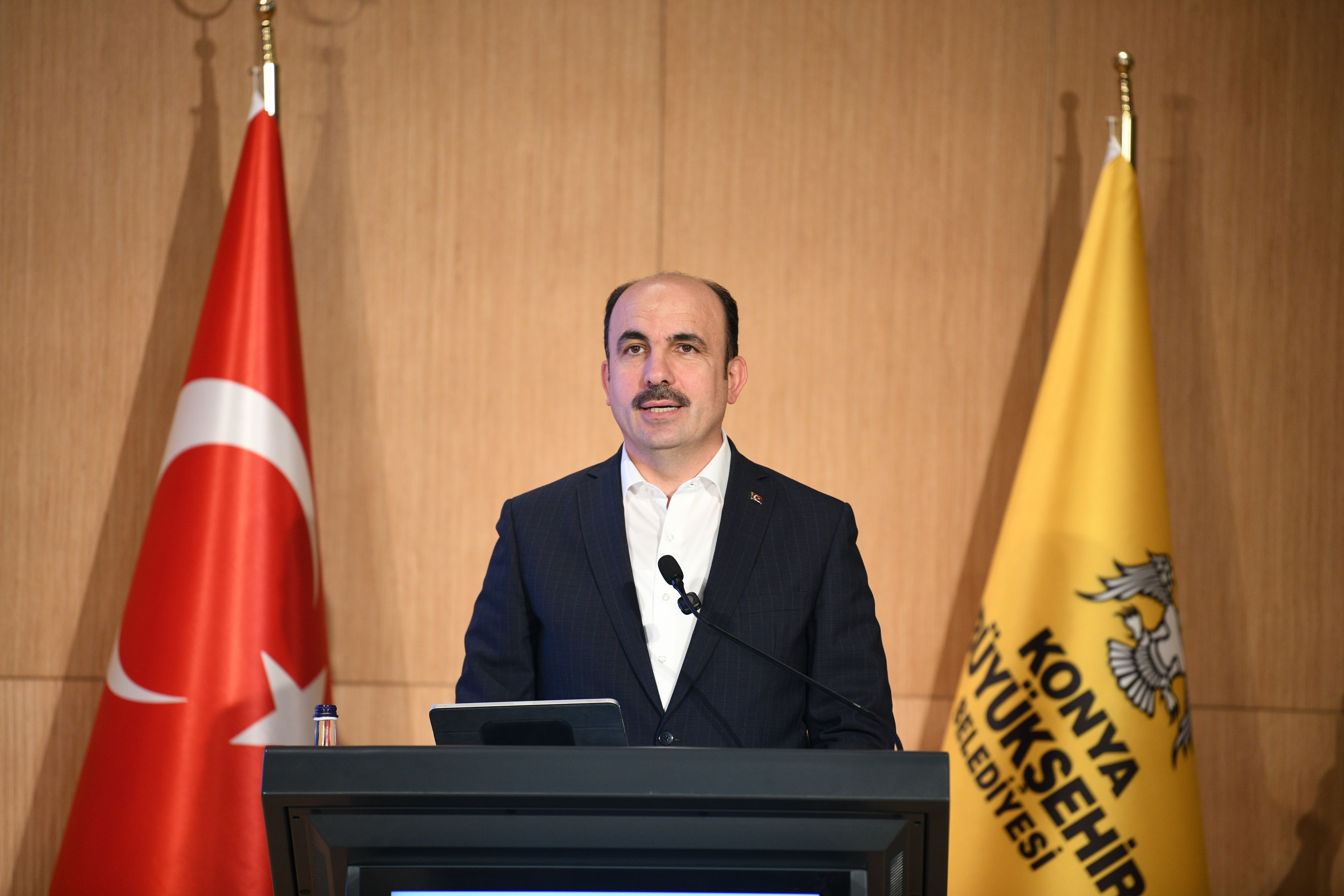 BAŞKAN ALTAY “VEFA UMRESİ” İKİNCİ KAFİLESİNİN KURA ÇEKİLİŞİNE KATILARAK KONYALILARIN HEYECANINA ORTAK OLDU