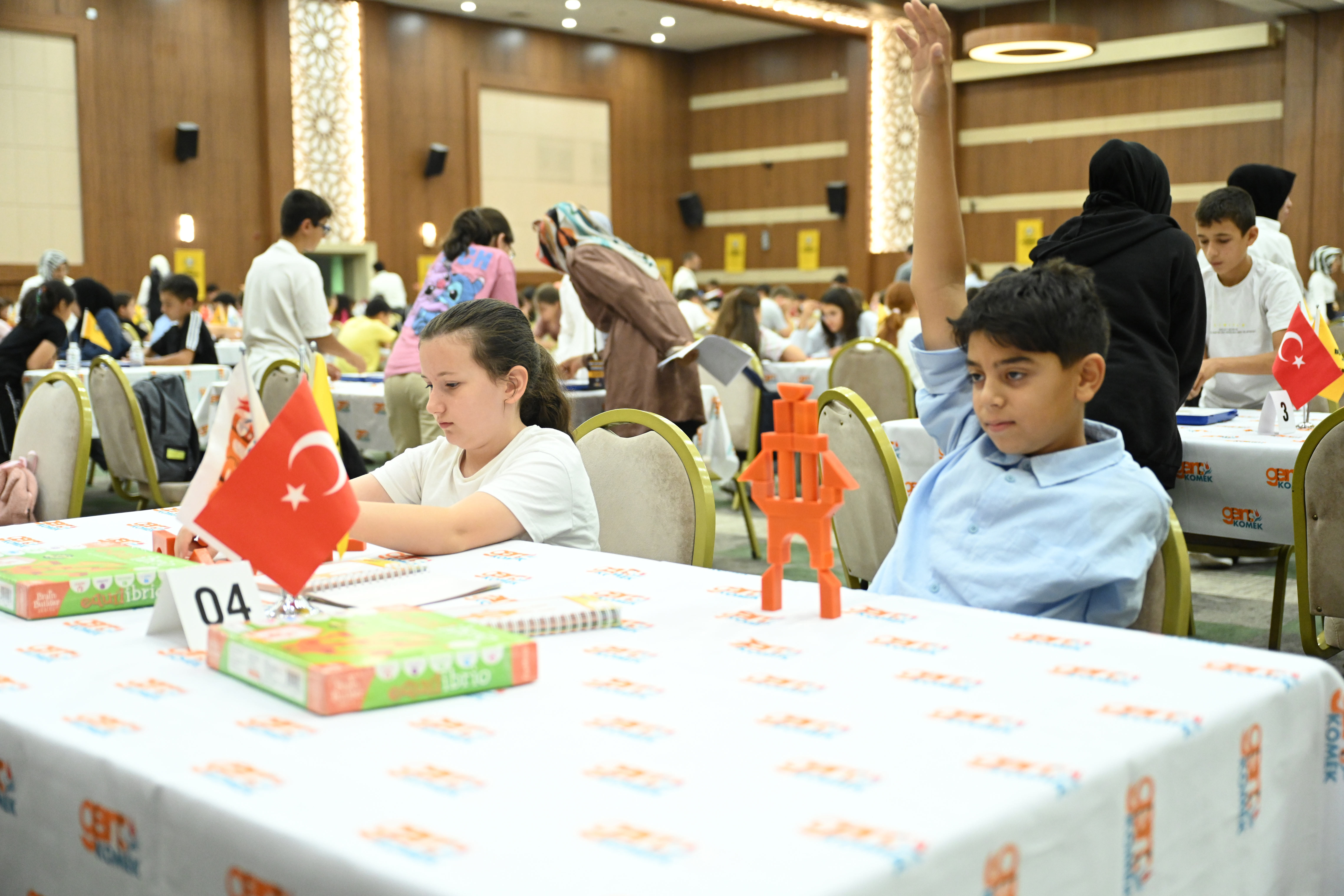 BAŞKAN ALTAY, GENÇ KOMEK AKIL VE ZEKÂ OYUNLARI’NIN FİNAL TURUNDA ÖĞRENCİLERİN HEYECANINI PAYLAŞTI