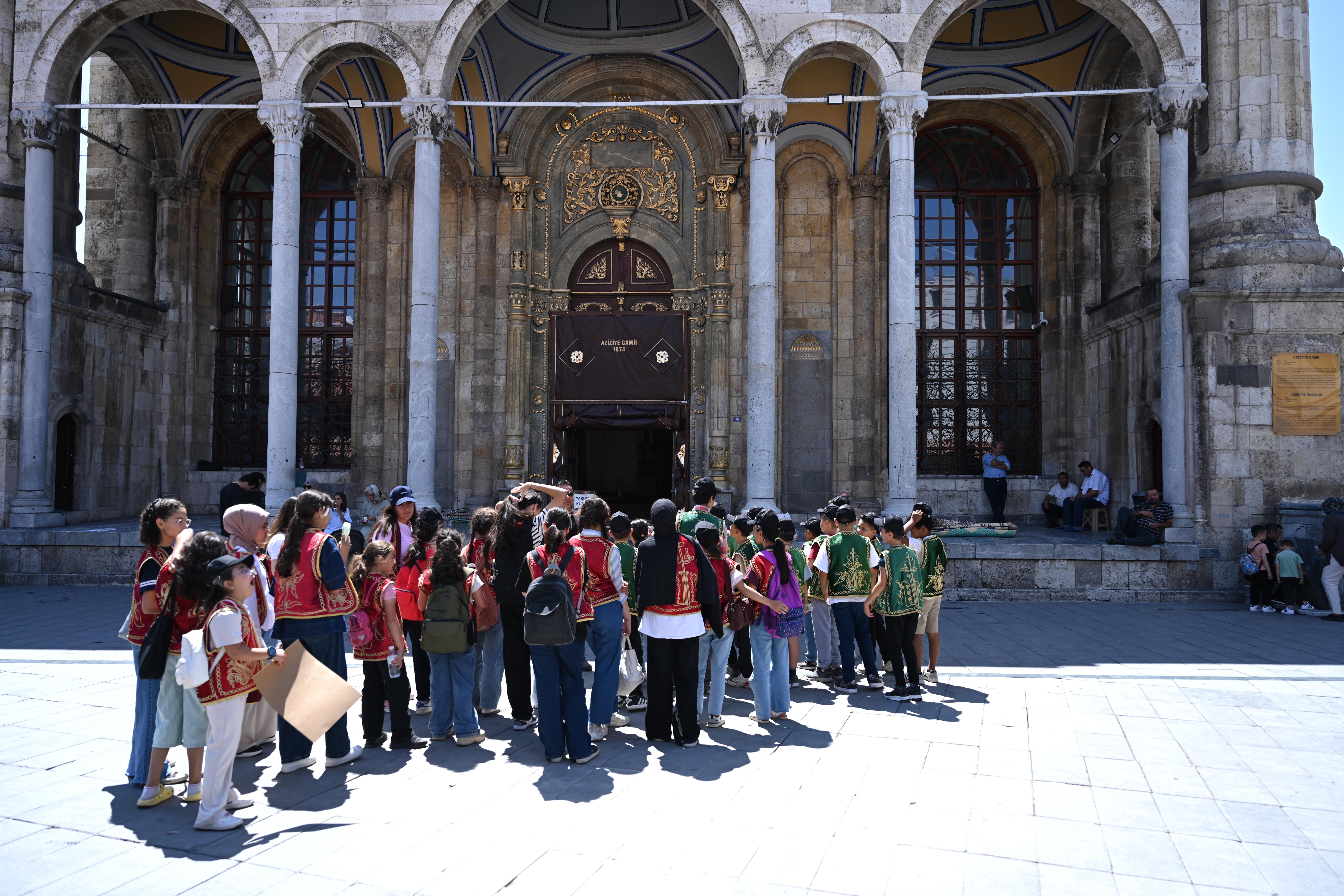 GENÇ KOMEK YAZ OKULU ÖĞRENCİLERİ “ŞEHRİN KALBİNDE YOLCULUK” YAPTI