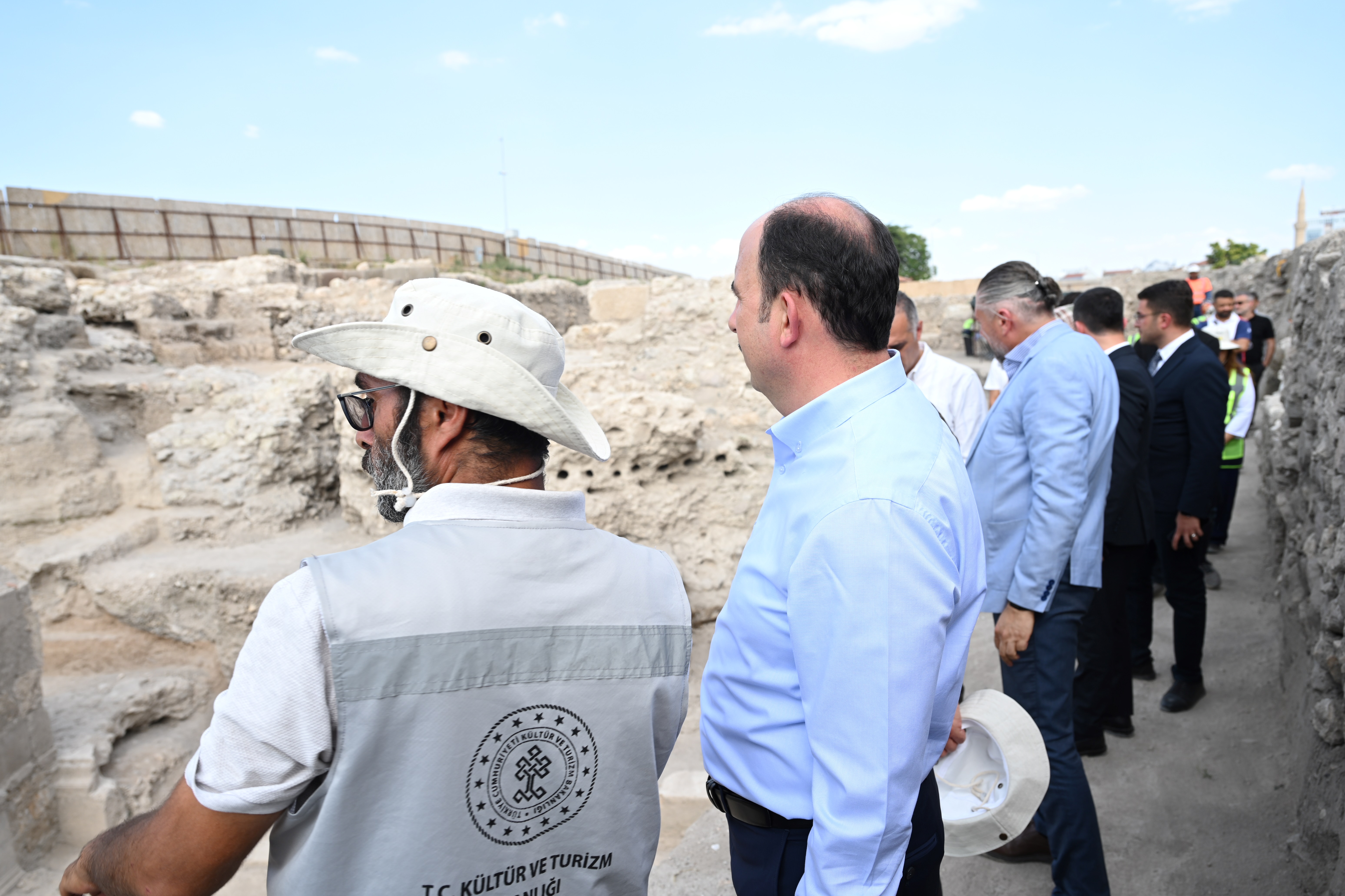 BAŞKAN ALTAY: “LARENDE KAZISI KONYA TARİHİNE ETKİ EDECEK BİR KEŞİF OLDU”