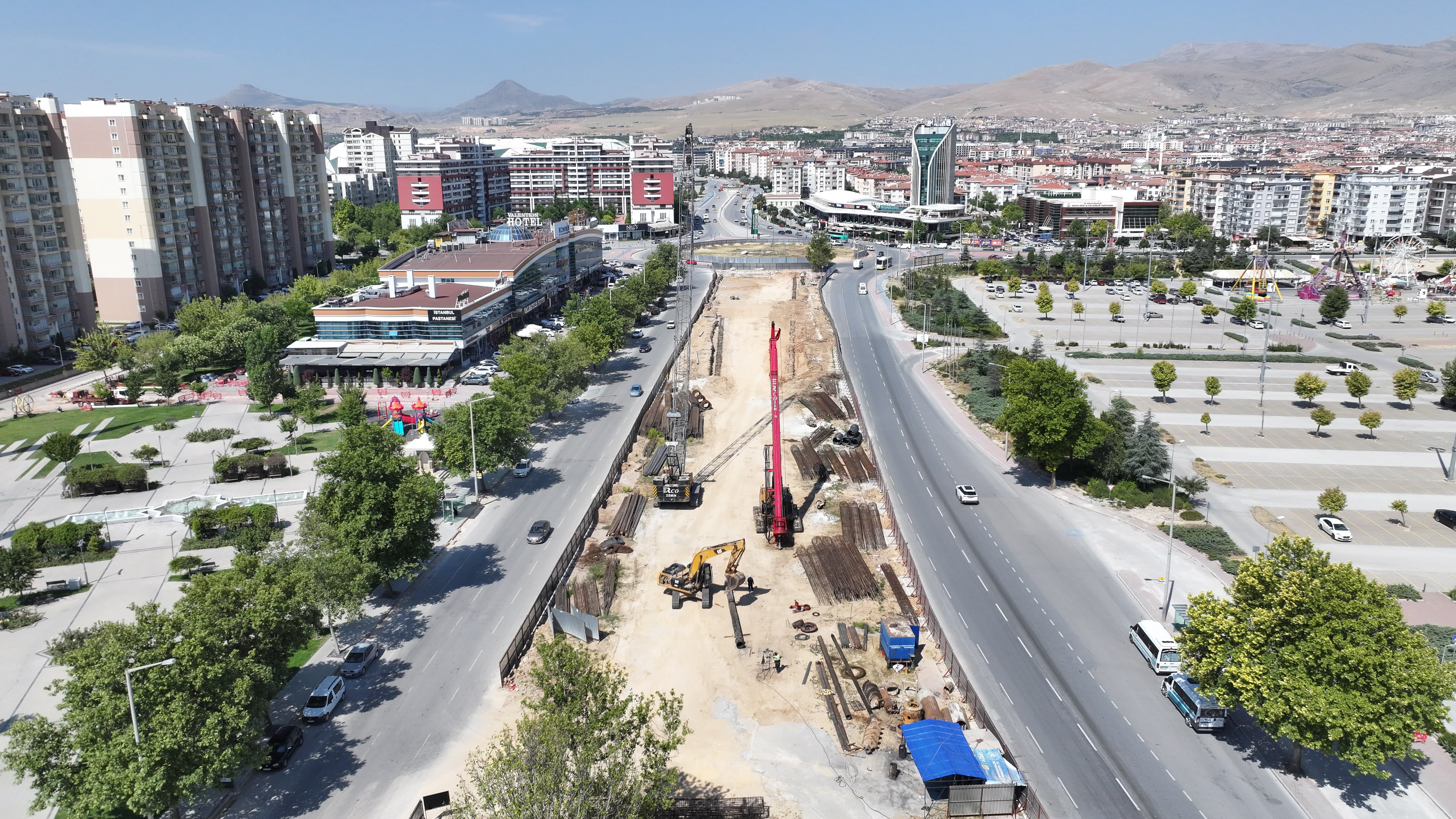 BAŞKAN ALTAY BASIN MENSUPLARIYLA BİRLİKTE RAYLI SİSTEM PROJELERİNİ İNCELEDİ