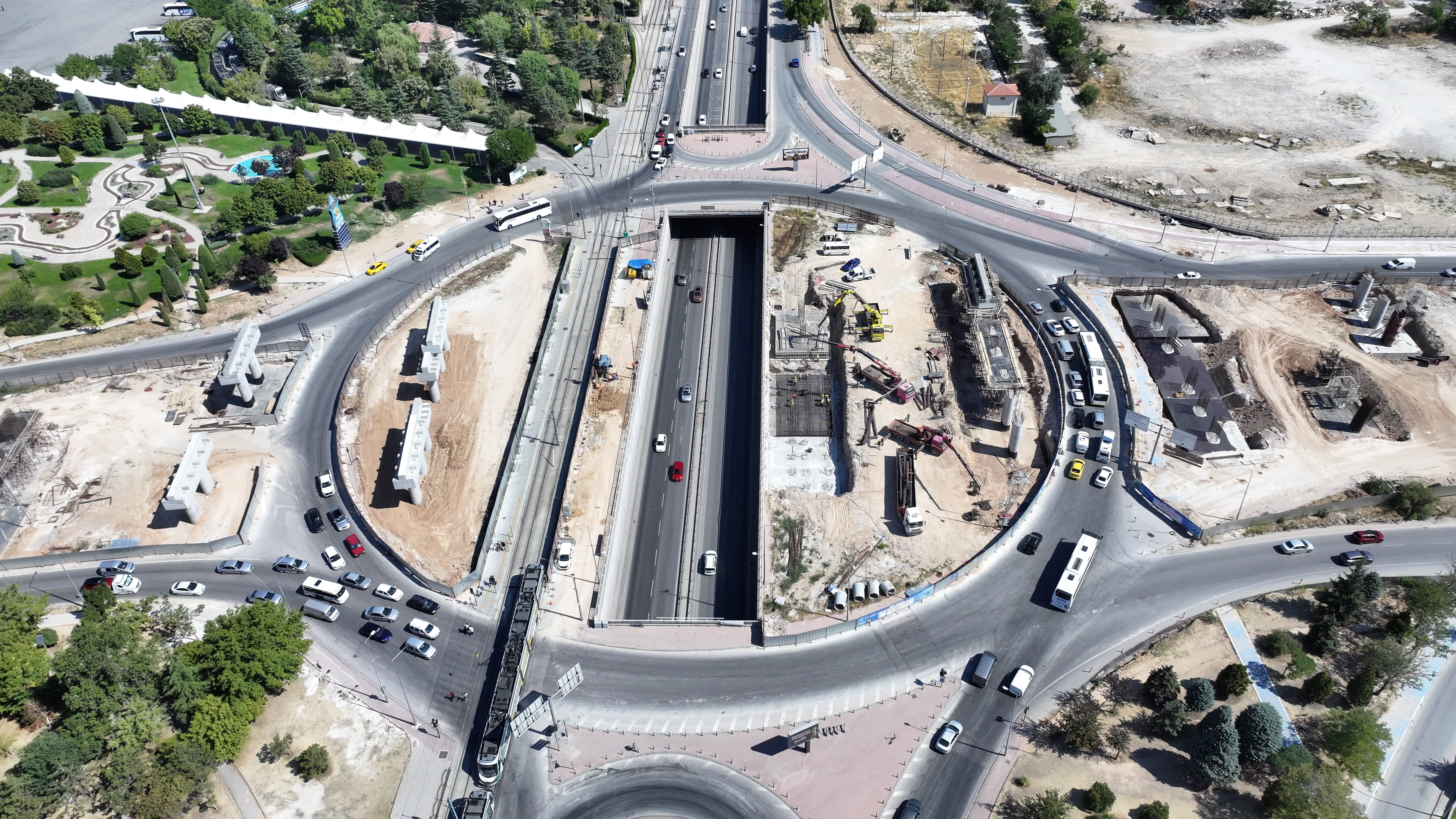 BAŞKAN ALTAY BASIN MENSUPLARIYLA BİRLİKTE RAYLI SİSTEM PROJELERİNİ İNCELEDİ