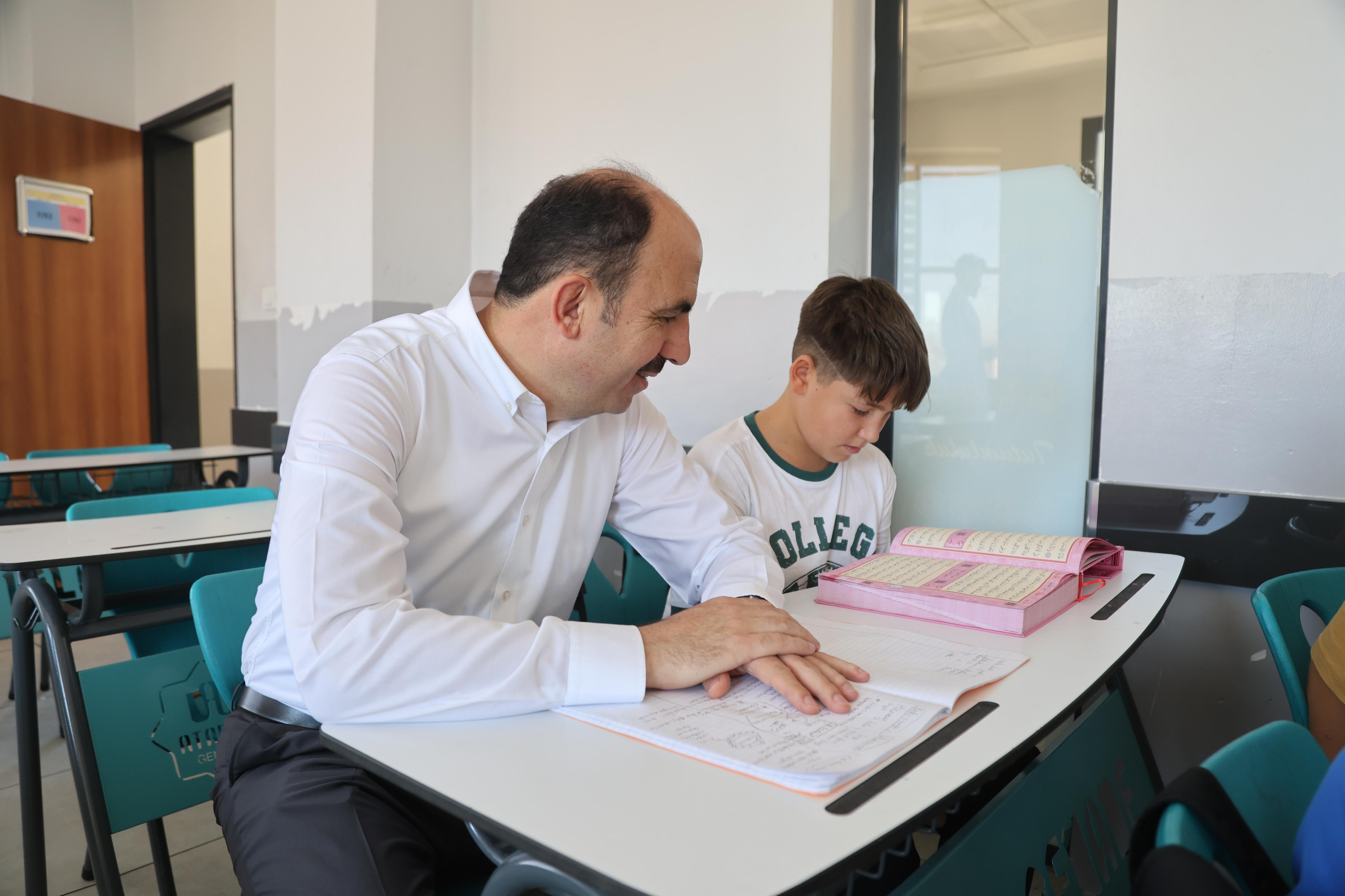 BAŞKAN ALTAY BİLGEHANE VE YAZ KUR’AN KURSU’NDA EĞİTİM GÖREN ÖĞRENCİLERLE BULUŞTU