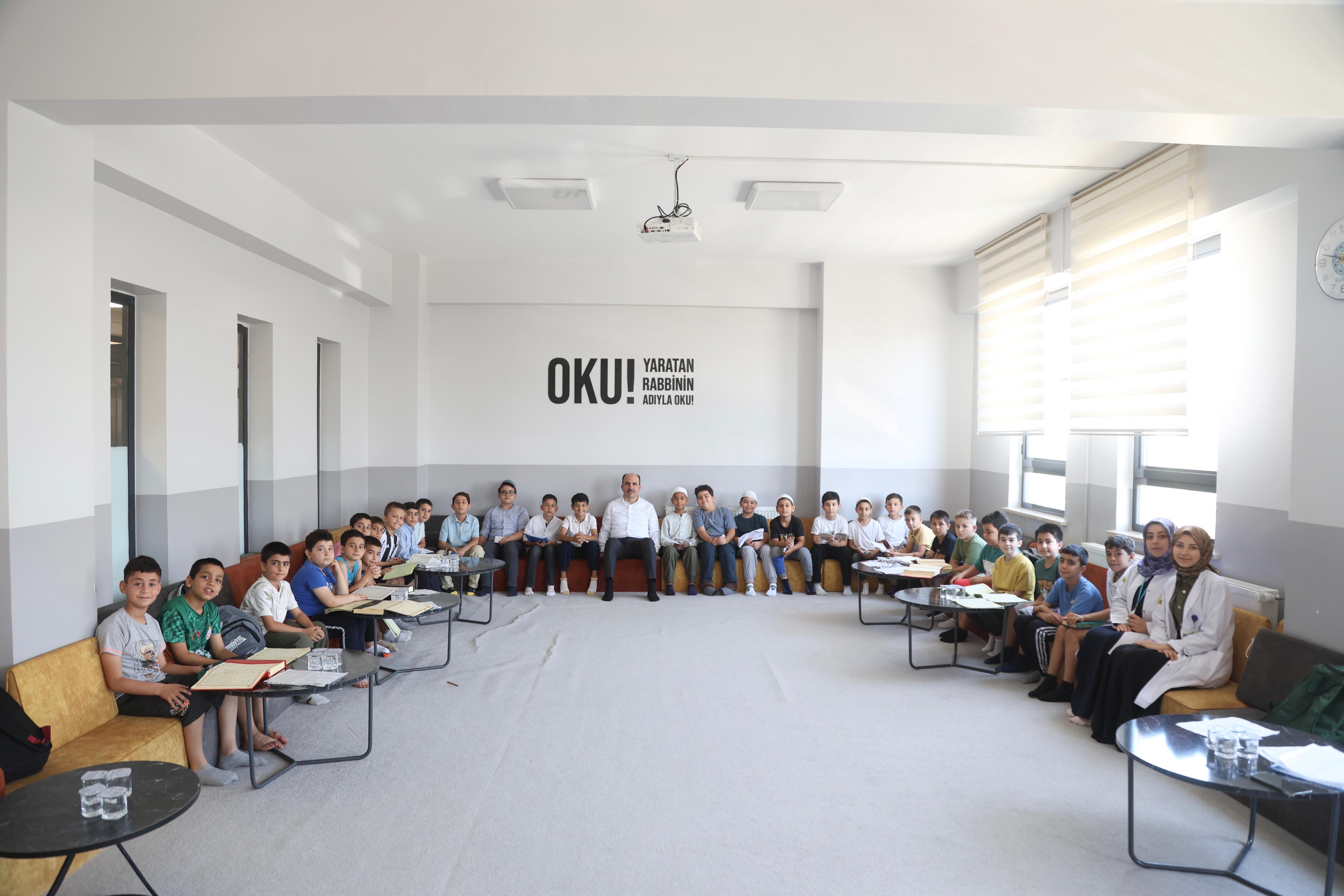 BAŞKAN ALTAY BİLGEHANE VE YAZ KUR’AN KURSU’NDA EĞİTİM GÖREN ÖĞRENCİLERLE BULUŞTU