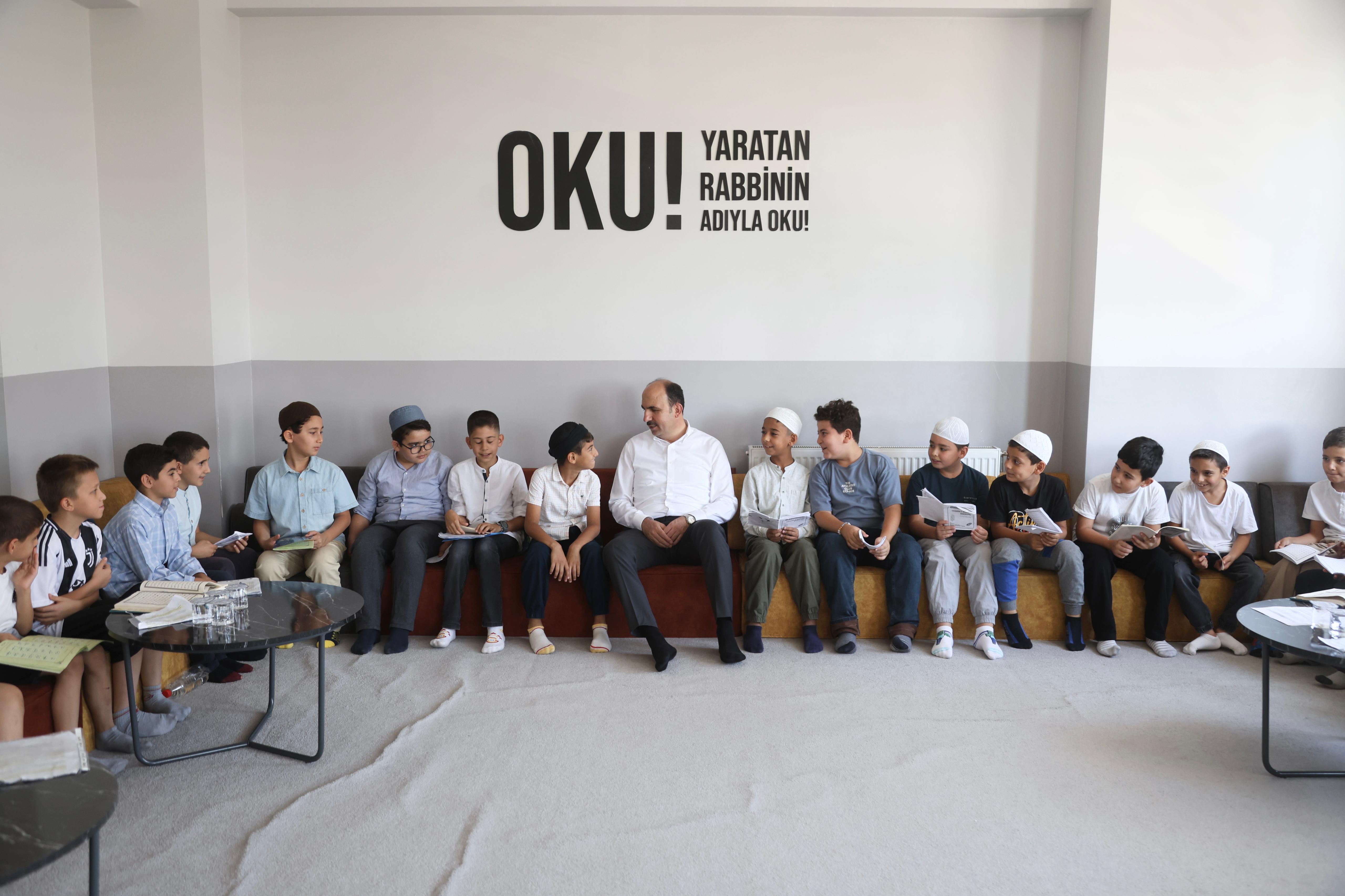 BAŞKAN ALTAY BİLGEHANE VE YAZ KUR’AN KURSU’NDA EĞİTİM GÖREN ÖĞRENCİLERLE BULUŞTU