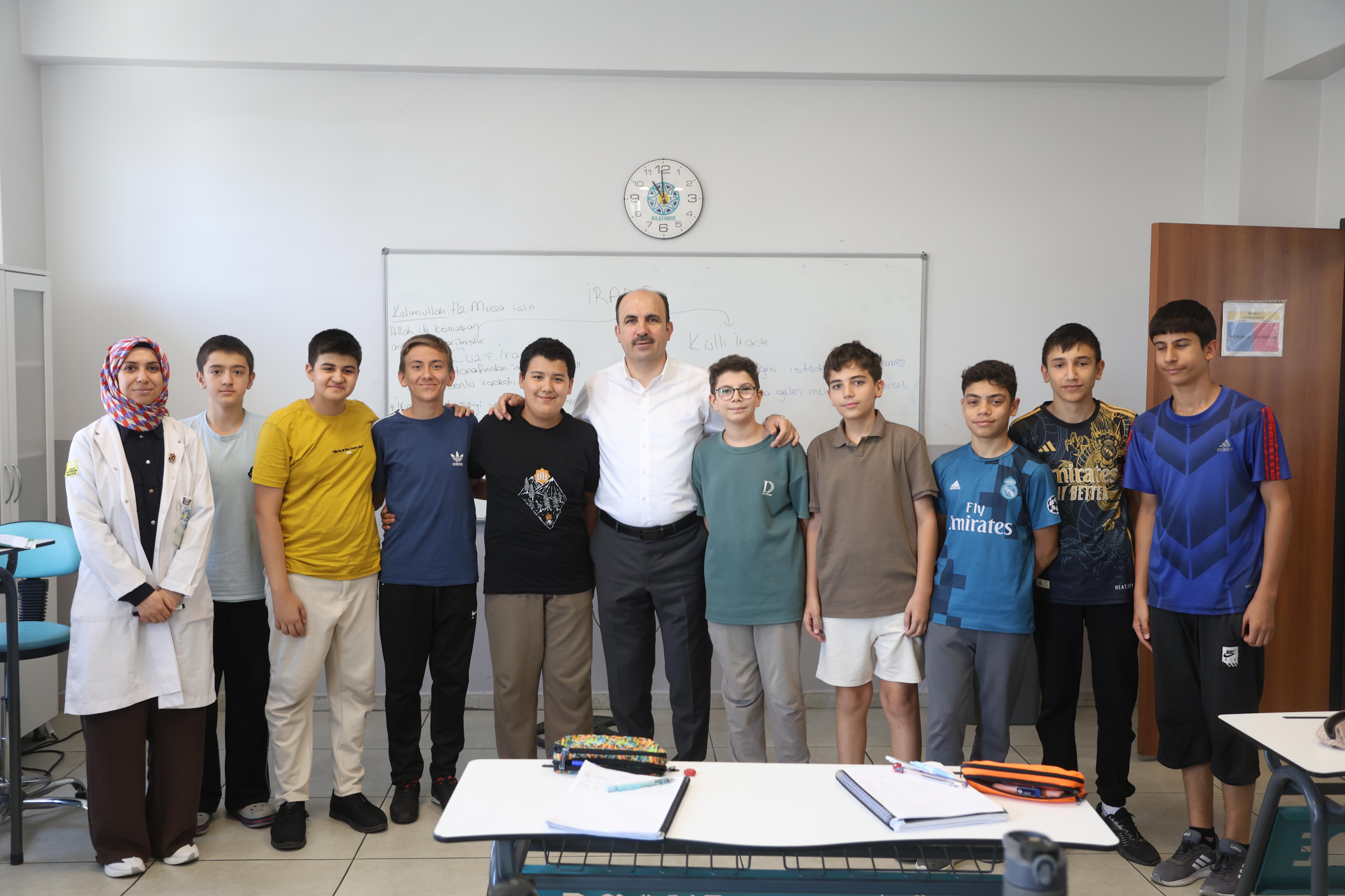 BAŞKAN ALTAY BİLGEHANE VE YAZ KUR’AN KURSU’NDA EĞİTİM GÖREN ÖĞRENCİLERLE BULUŞTU