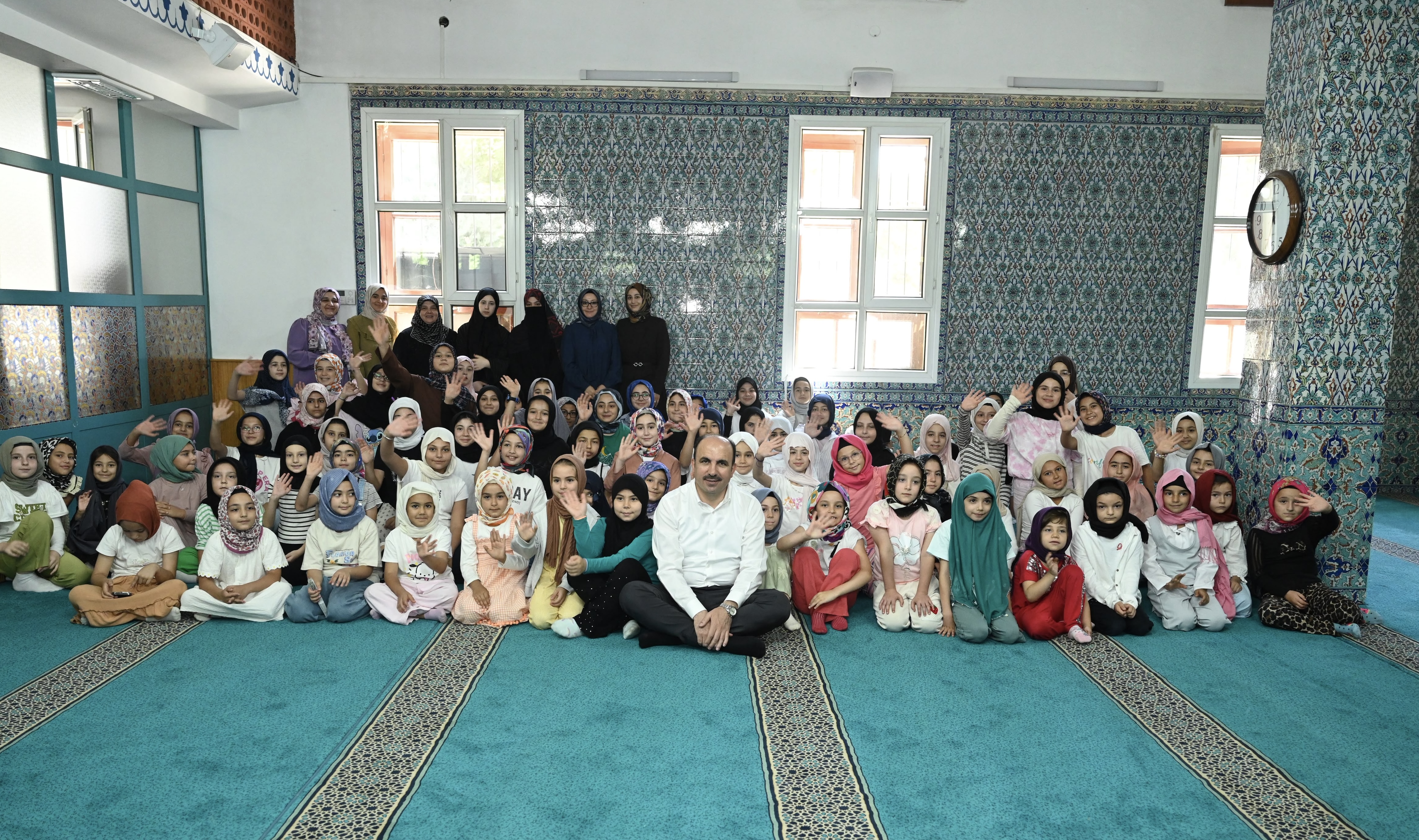 BAŞKAN ALTAY BİLGEHANE VE YAZ KUR’AN KURSU’NDA EĞİTİM GÖREN ÖĞRENCİLERLE BULUŞTU