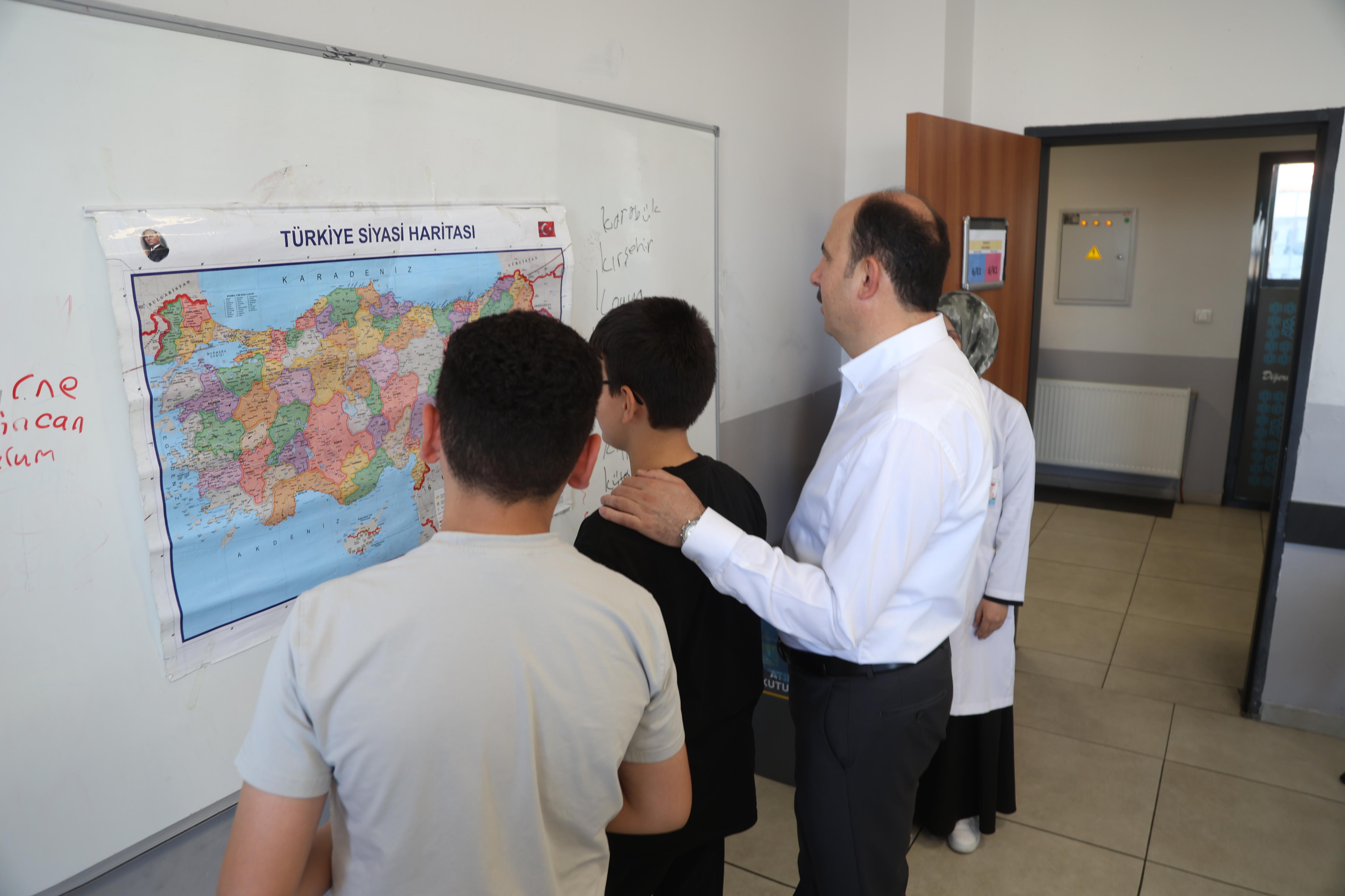 BAŞKAN ALTAY BİLGEHANE VE YAZ KUR’AN KURSU’NDA EĞİTİM GÖREN ÖĞRENCİLERLE BULUŞTU