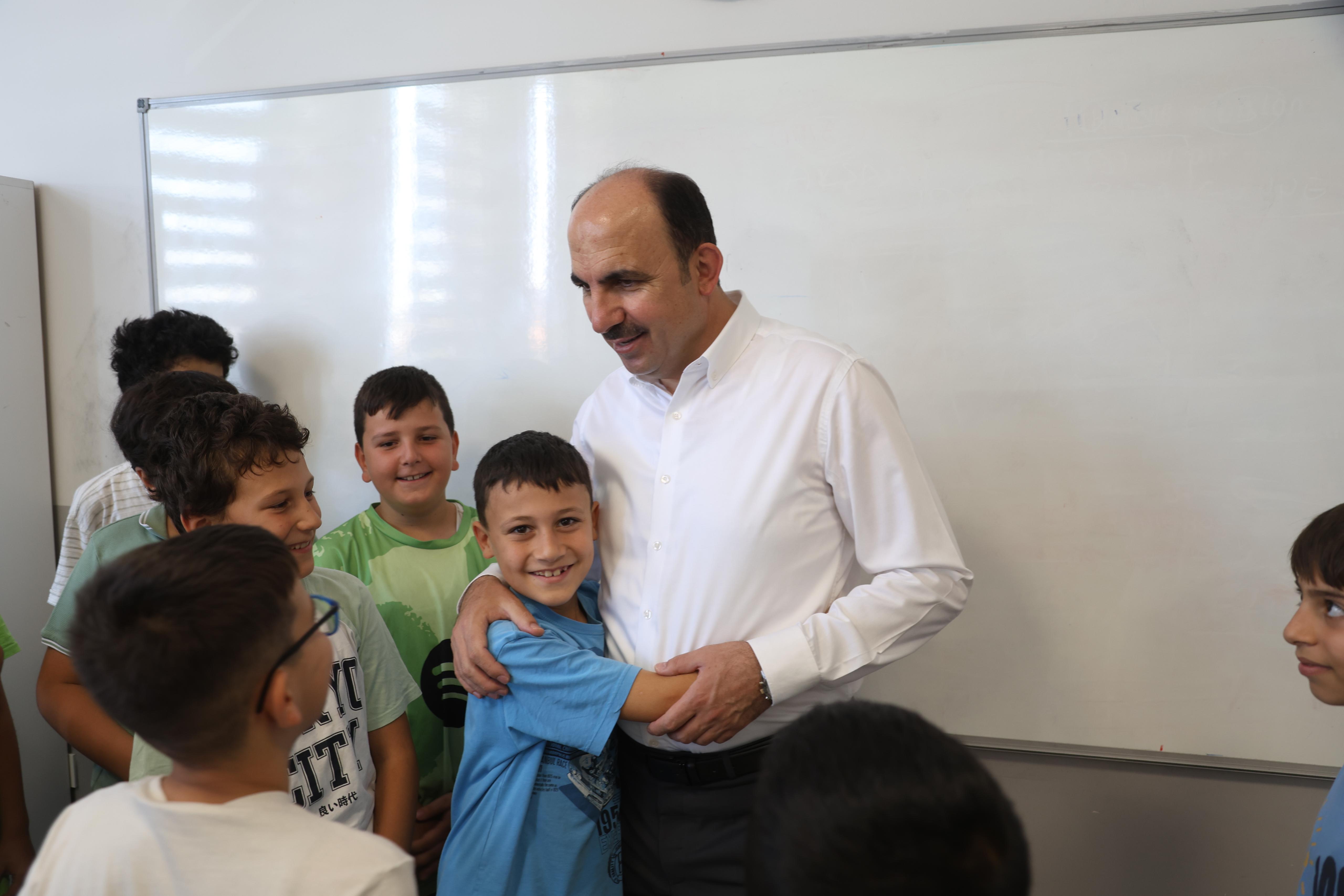 BAŞKAN ALTAY BİLGEHANE VE YAZ KUR’AN KURSU’NDA EĞİTİM GÖREN ÖĞRENCİLERLE BULUŞTU
