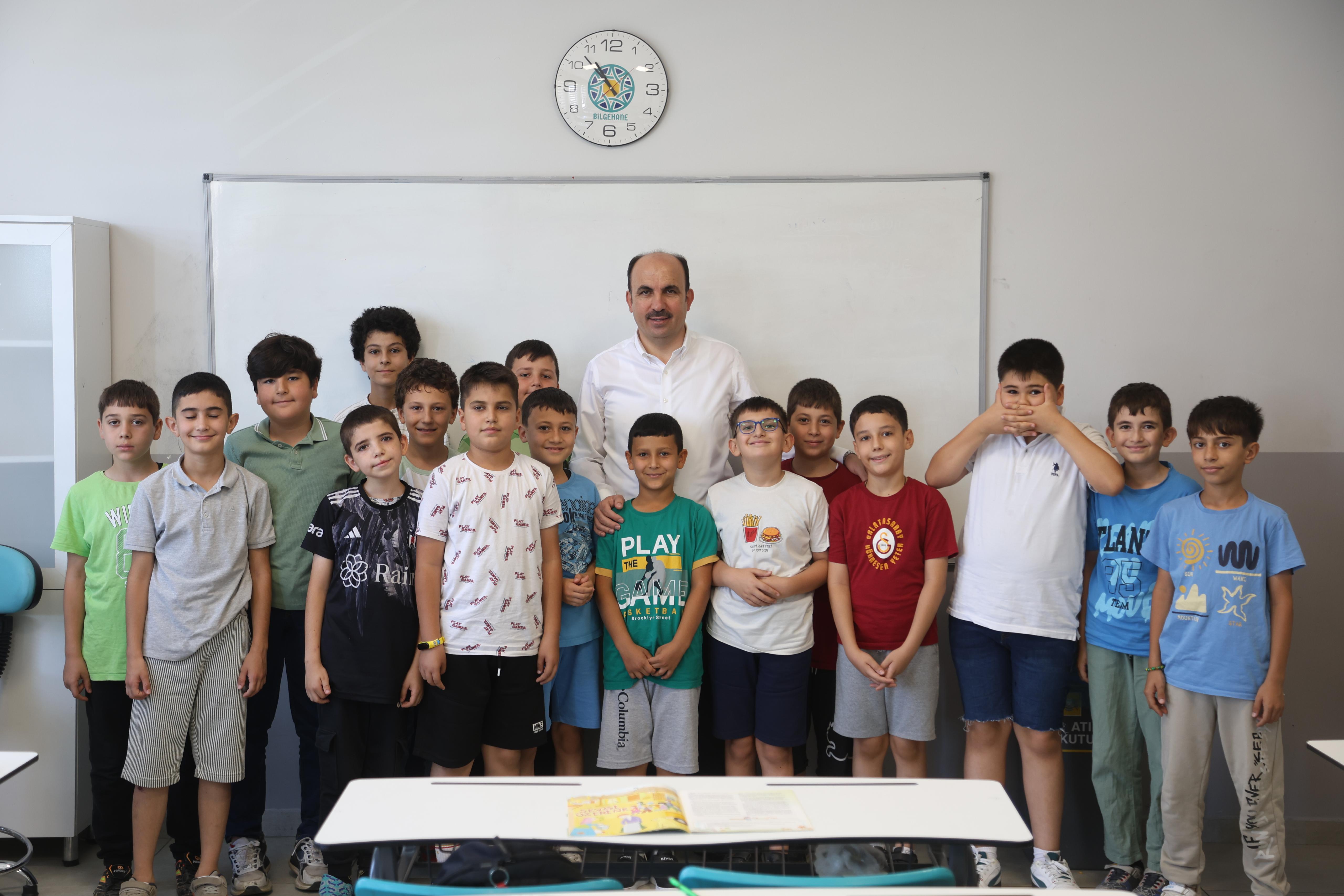 BAŞKAN ALTAY BİLGEHANE VE YAZ KUR’AN KURSU’NDA EĞİTİM GÖREN ÖĞRENCİLERLE BULUŞTU