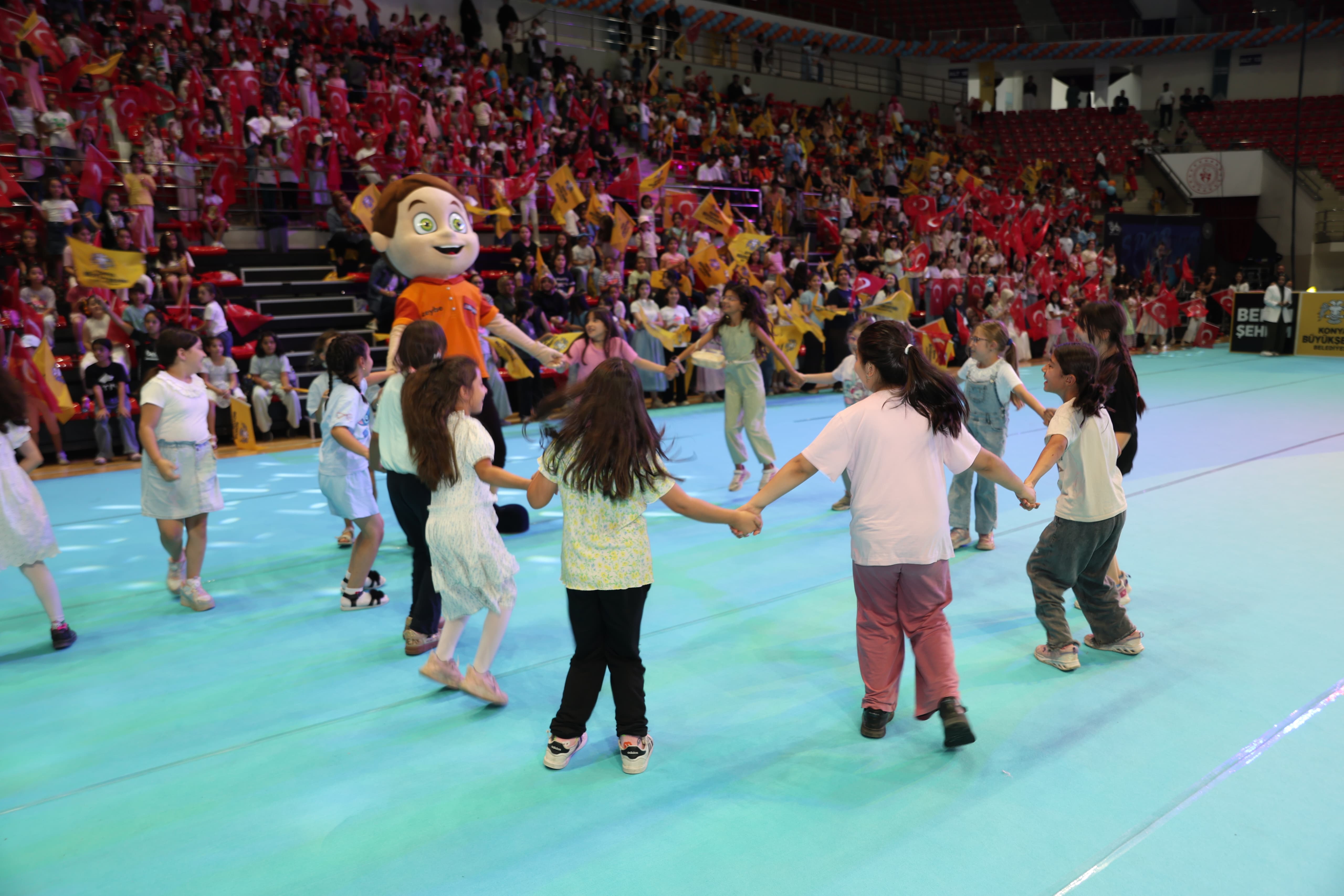 BAŞKAN ALTAY, GENÇ KOMEK YAZ OKULU’NUN MUHTEŞEM KAPANIŞ PROGRAMINA KATILDI