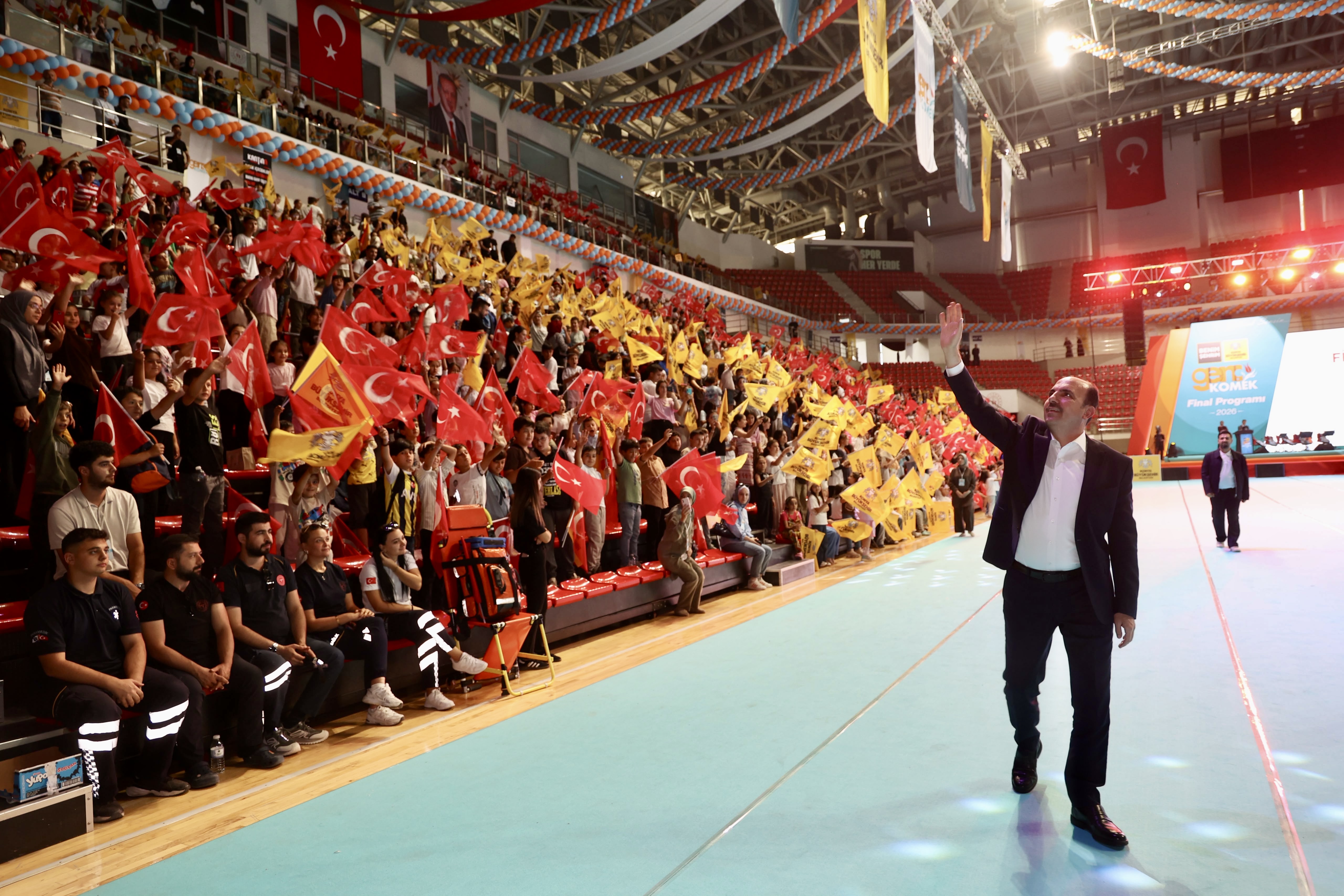 BAŞKAN ALTAY, GENÇ KOMEK YAZ OKULU’NUN MUHTEŞEM KAPANIŞ PROGRAMINA KATILDI