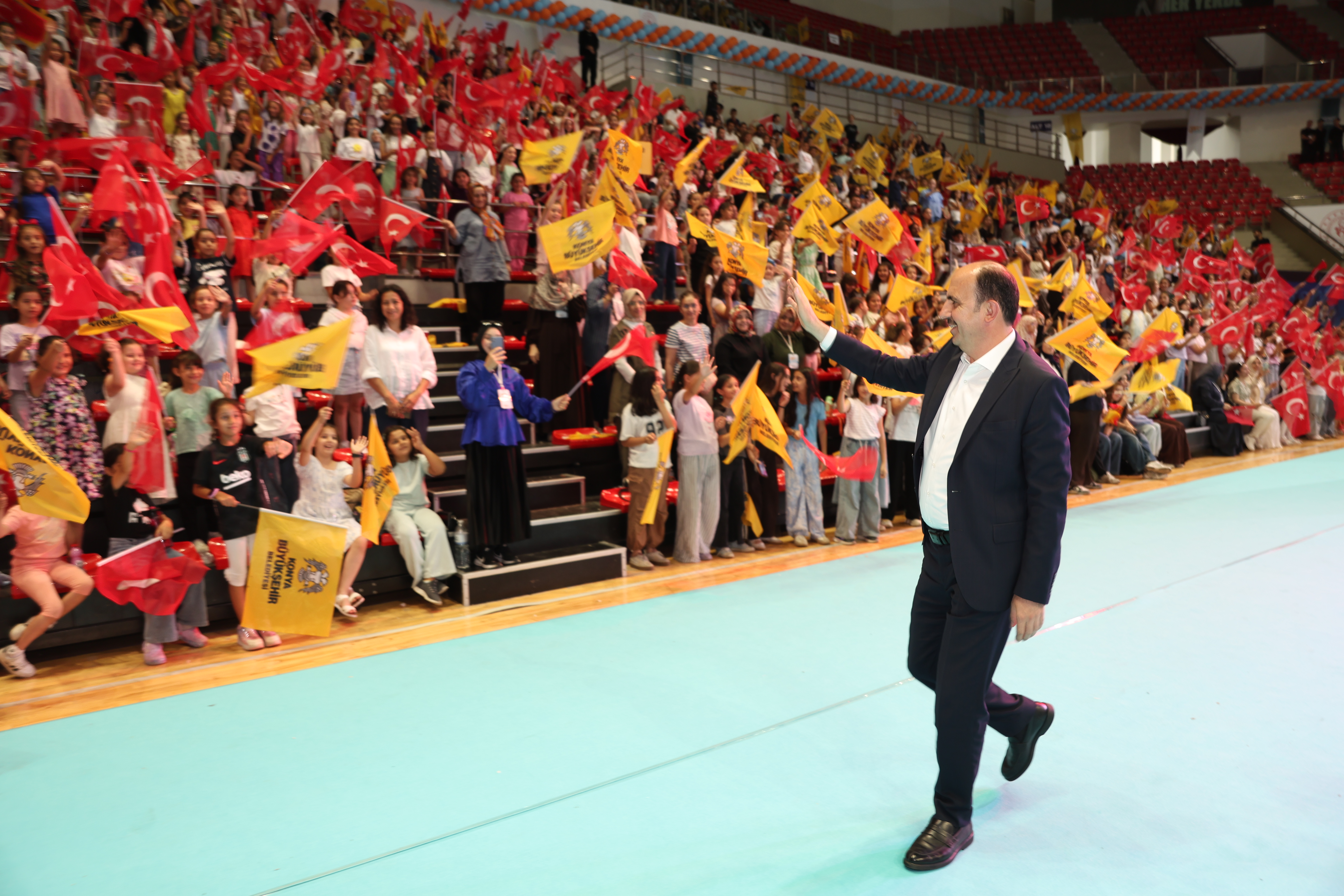 BAŞKAN ALTAY, GENÇ KOMEK YAZ OKULU’NUN MUHTEŞEM KAPANIŞ PROGRAMINA KATILDI