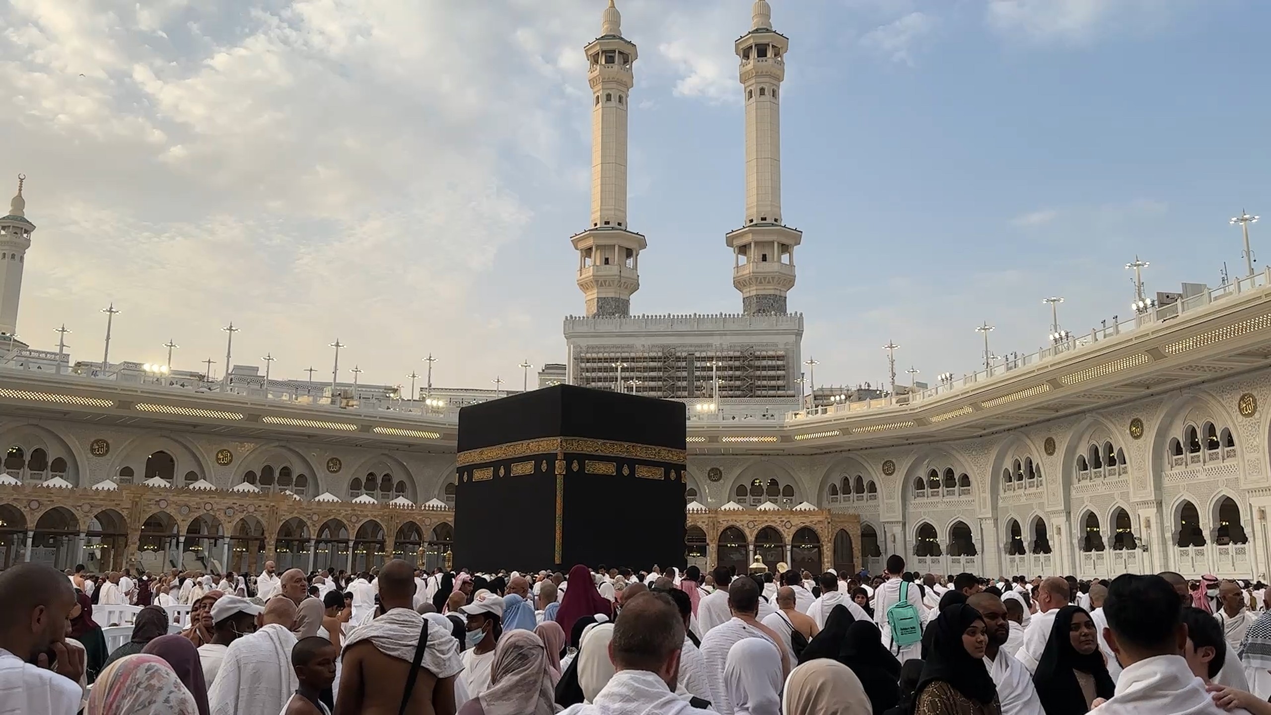 KONYA BÜYÜKŞEHİR’İN UMRE ÖDÜLLÜ SİYER YARIŞMASI’NIN İLK KAFİLESİ KUTSAL TOPRAKLARDAN DÖNDÜ