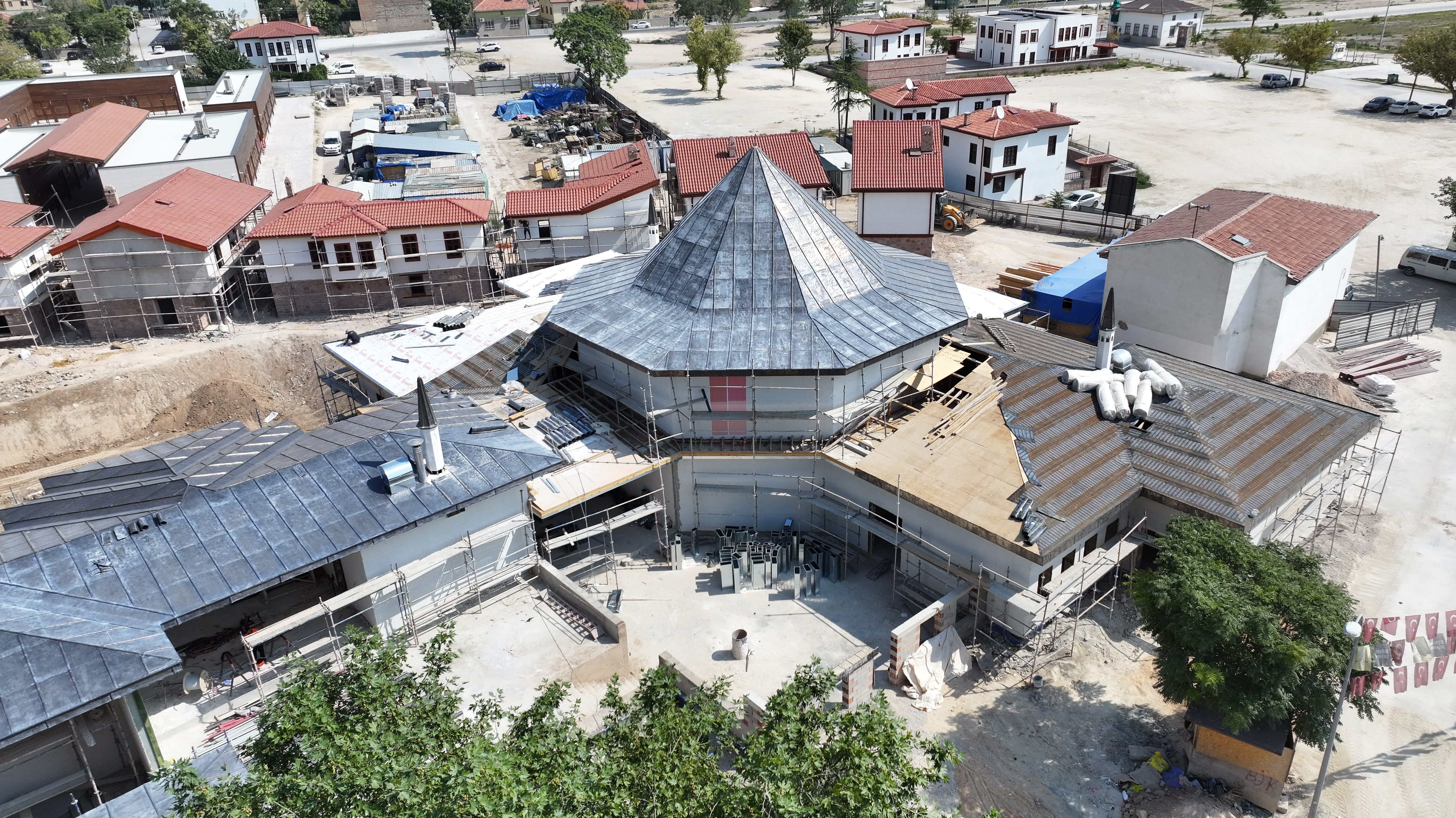 MEVLEVİ DERGAHI İNŞAATINI İNCELEYEN BAŞKAN ALTAY: “BÜYÜK BİR DÖNÜŞÜMÜ TÜRKİYE'YE ÖRNEK ŞEKİLDE YÜRÜTÜYORUZ”