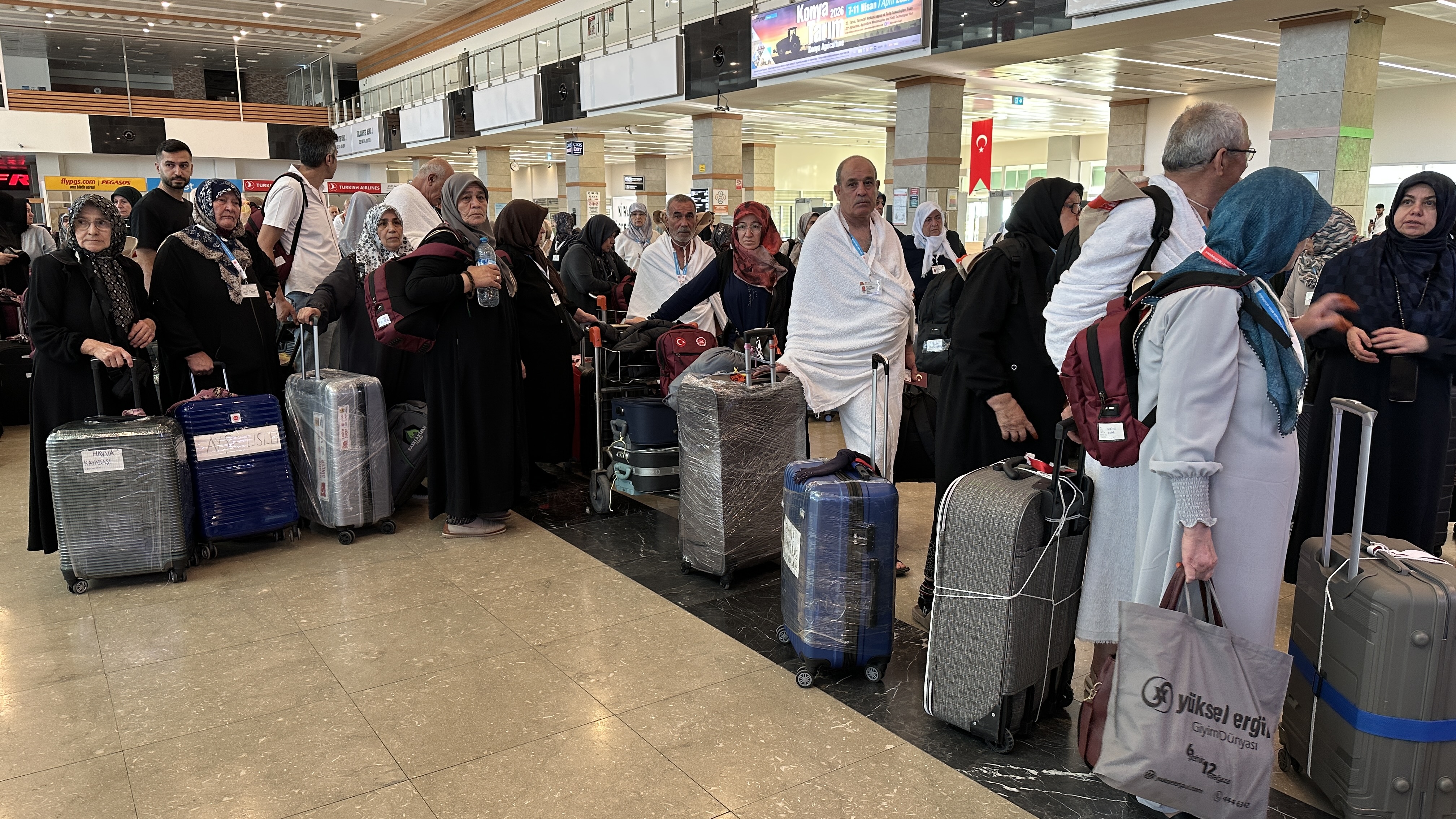 BAŞKAN ALTAY, KUTSAL TOPRAKLARA YOLA ÇIKAN VEFA UMRESİ’NİN İLK KAFİLESİNE HAYIRLI YOLCULUKLAR DİLEDİ