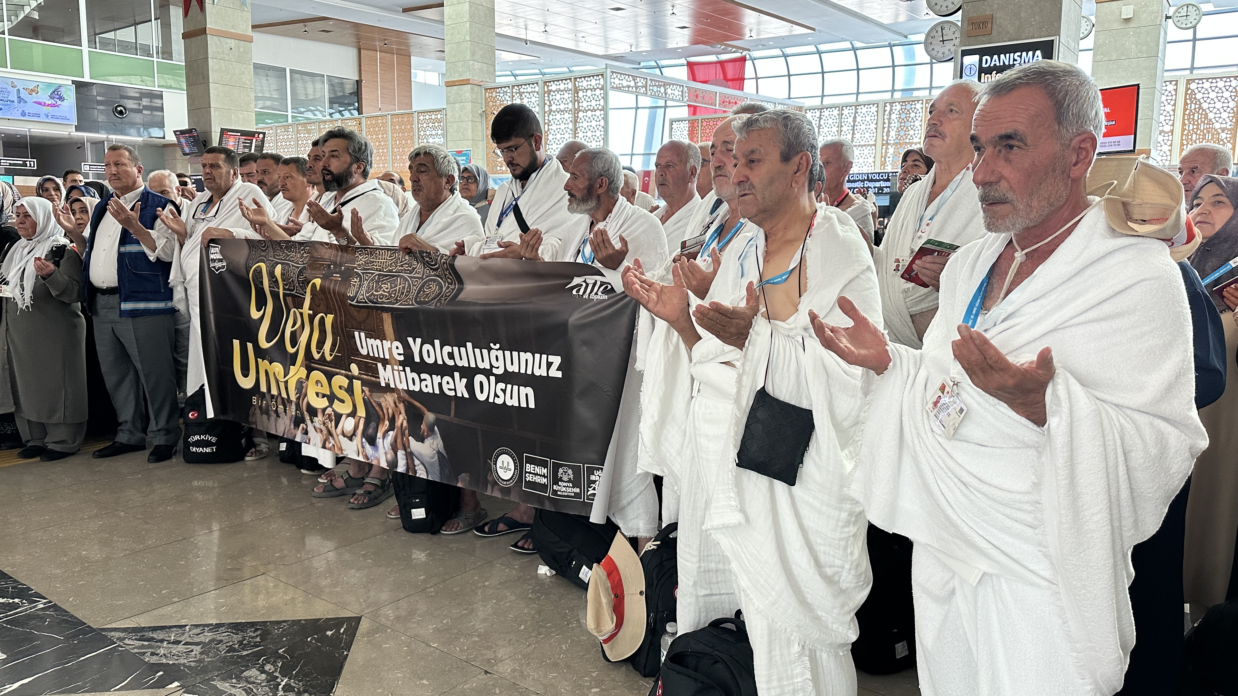 BAŞKAN ALTAY, KUTSAL TOPRAKLARA YOLA ÇIKAN VEFA UMRESİ’NİN İLK KAFİLESİNE HAYIRLI YOLCULUKLAR DİLEDİ