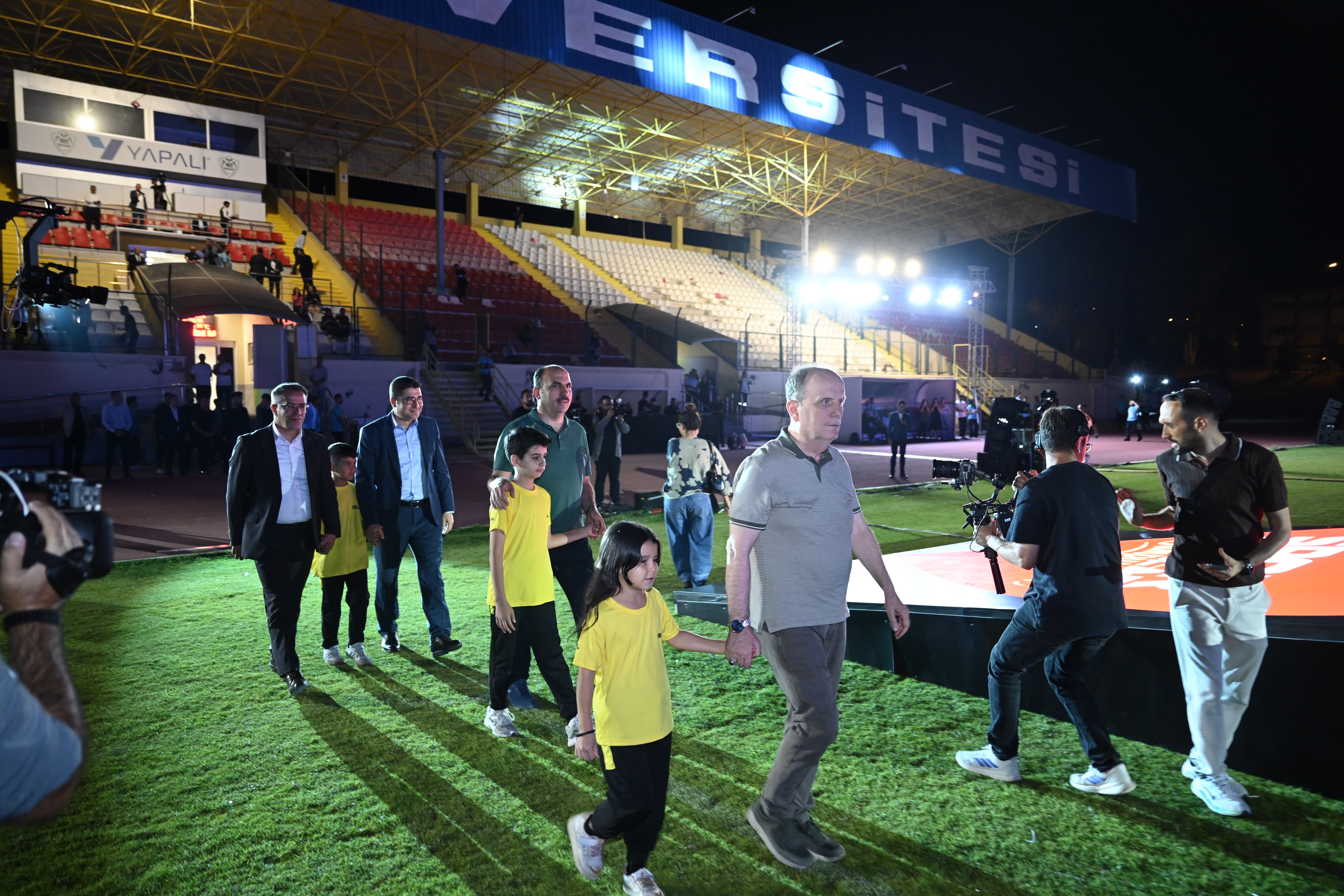 BAŞKAN ALTAY 2. SPOR OKULLARI OLİMPİYATLARI AÇILIŞINDA GENÇLERE SESLENDİ: “KURDUĞUNUZ DOSTLUKLAR BÜTÜN MADALYALARDAN DAHA DEĞERLİDİR”