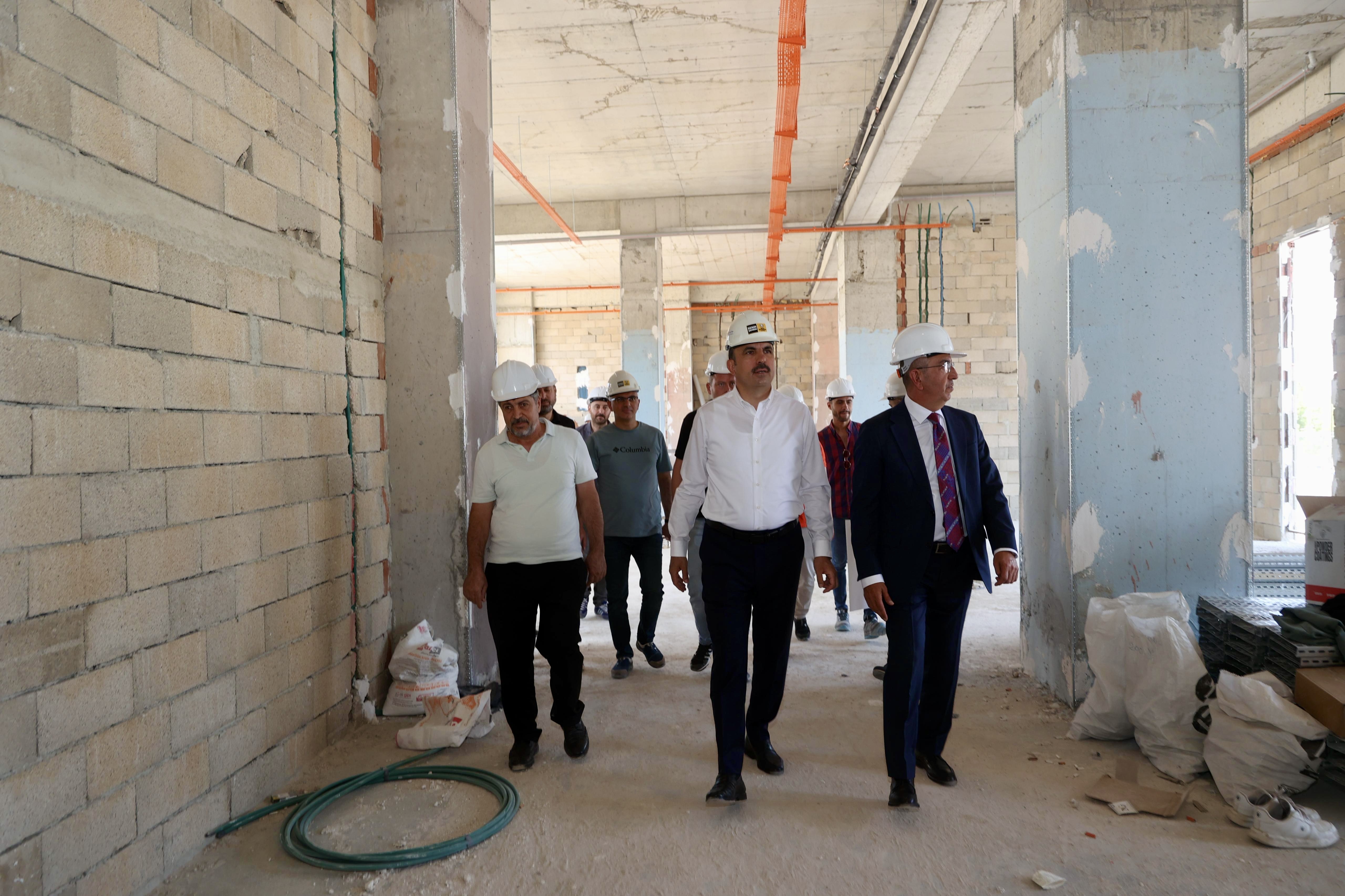 BAŞKAN ALTAY VE BAŞKAN KAVUŞ GÖDENE MAHALLESİ’NDE İNŞAATI SÜREN BÜYÜKŞEHİR GENÇLİK KAMPÜSÜ’NÜ İNCELEDİ