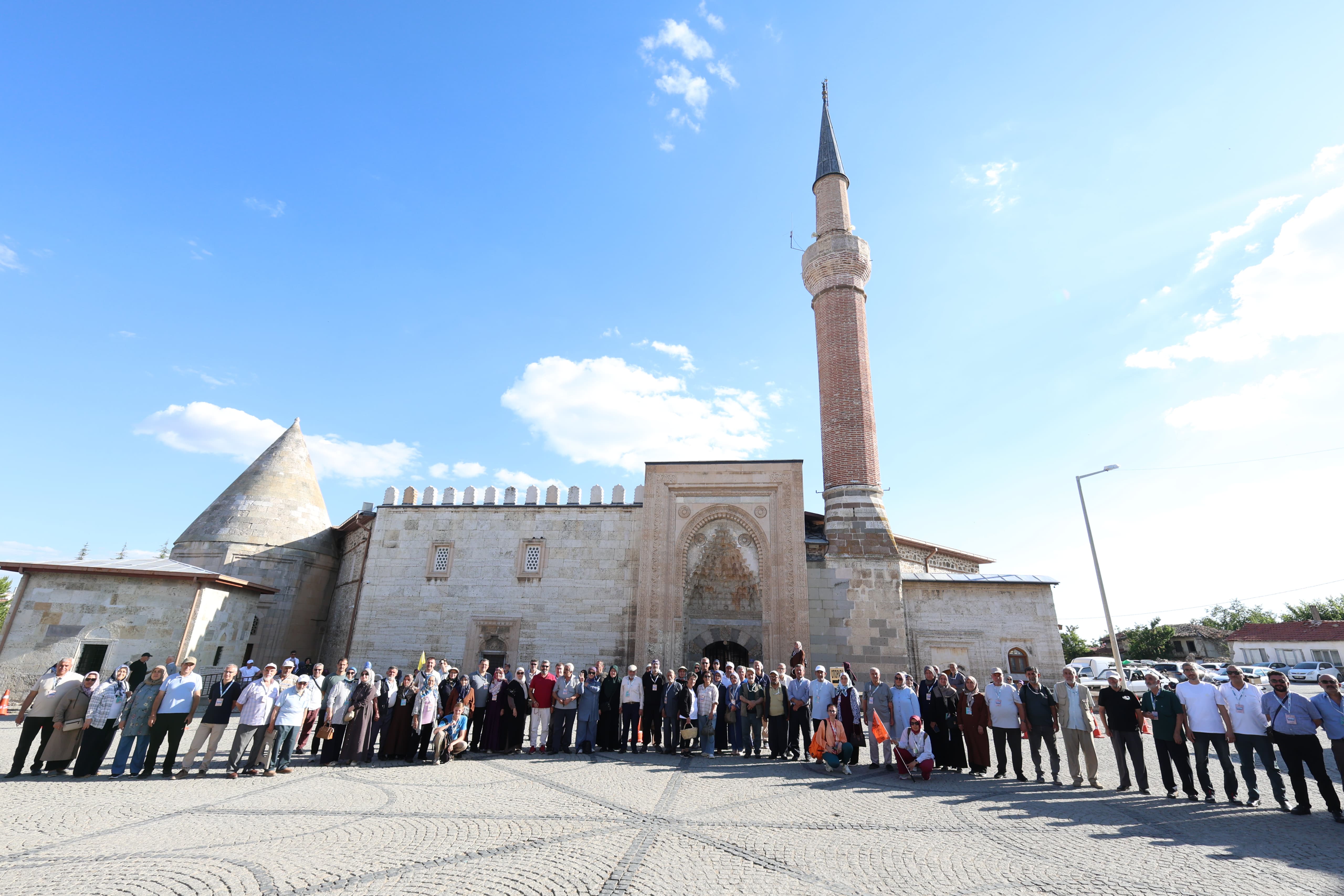 BAŞKAN ALTAY “HATIRDAN HATIRAYA KÜLTÜR TURLARINA” KATILAN 10 BİN EMEKLİ BÜYÜĞÜMÜZE TEŞEKKÜR ETTİ