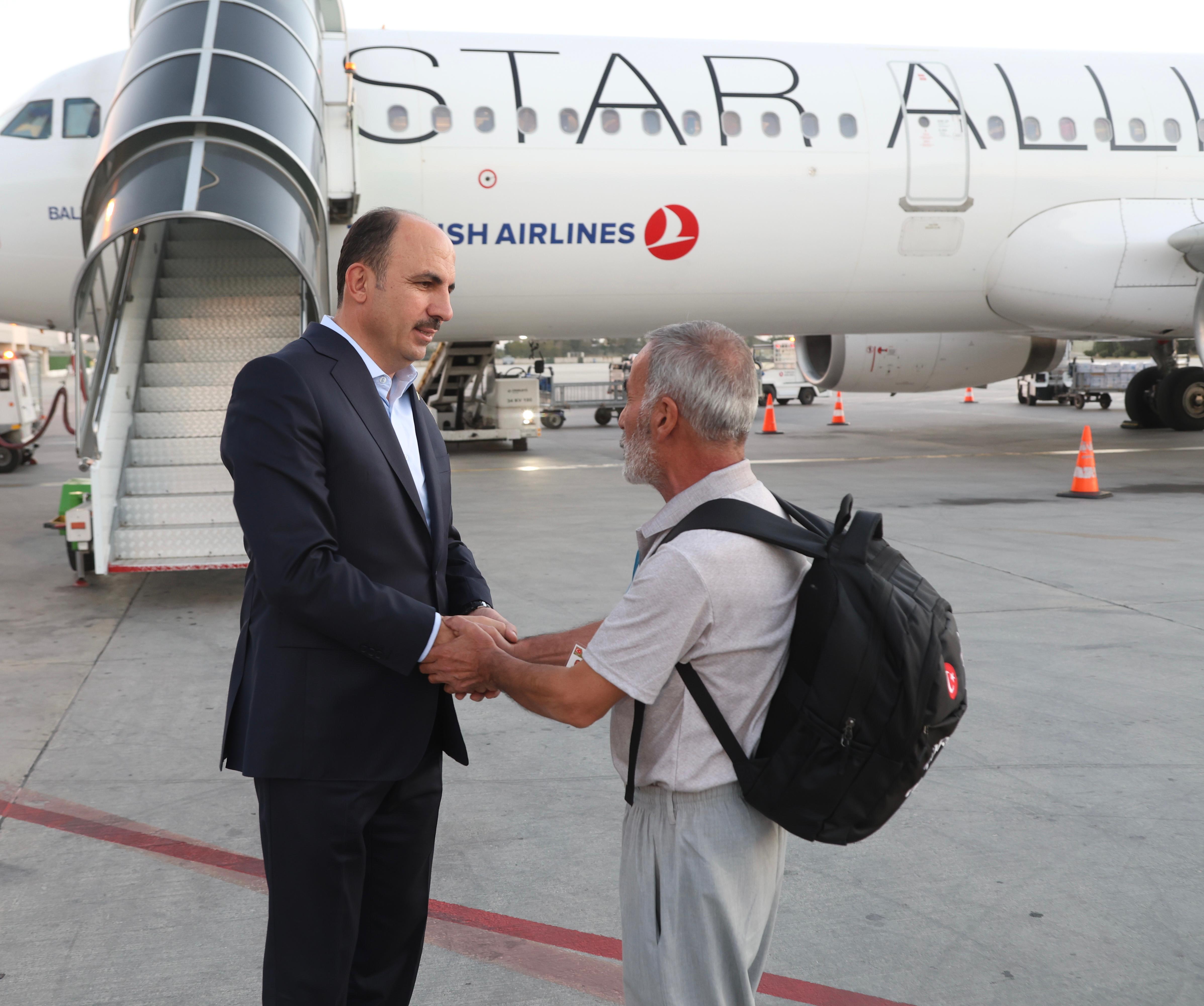 BAŞKAN ALTAY, KUTSAL TOPRAKLARDAN DÖNEN VEFA UMRESİ İLK KAFİLESİNİN DÖNÜŞ HEYECANINA ORTAK OLDU