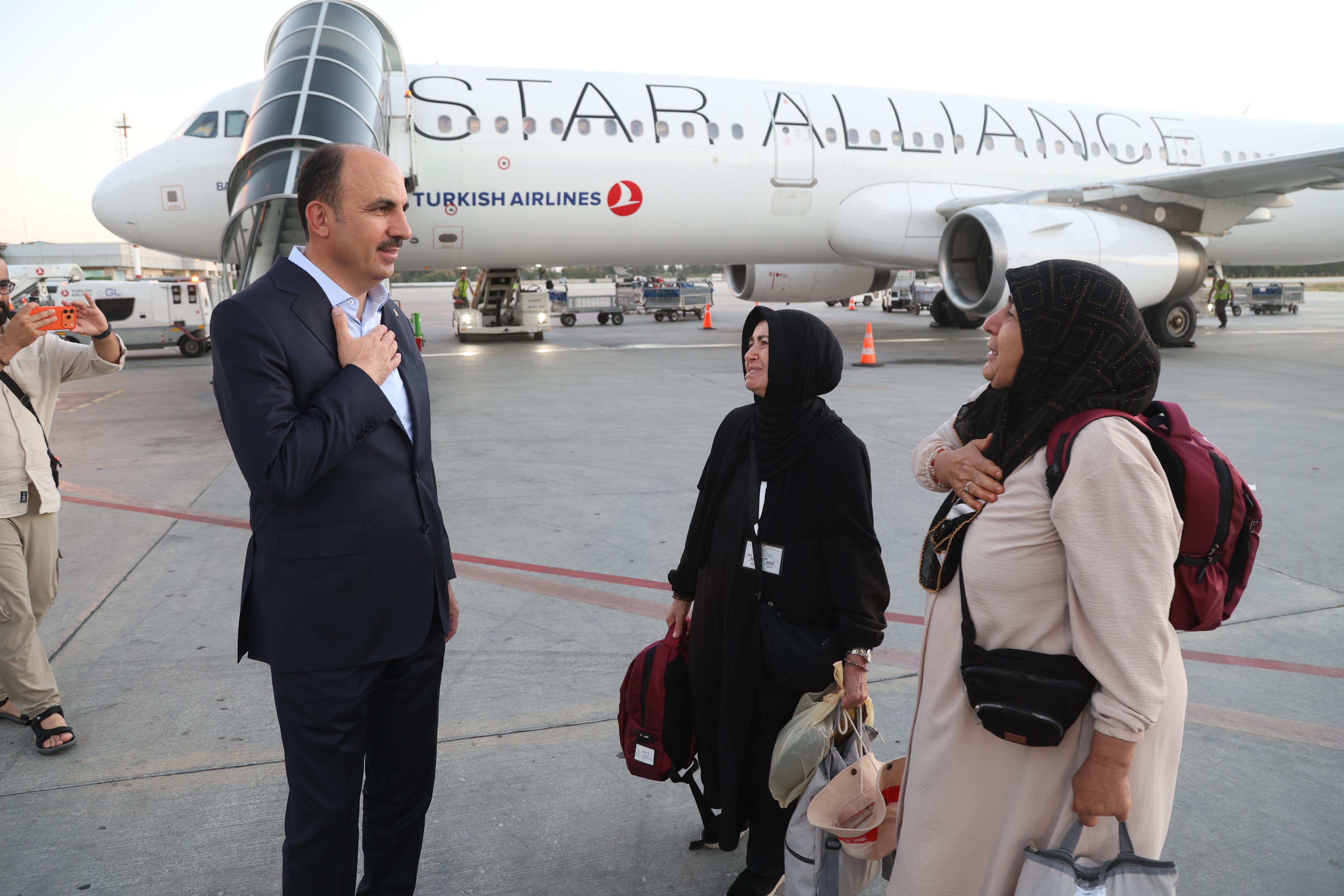 BAŞKAN ALTAY, KUTSAL TOPRAKLARDAN DÖNEN VEFA UMRESİ İLK KAFİLESİNİN DÖNÜŞ HEYECANINA ORTAK OLDU