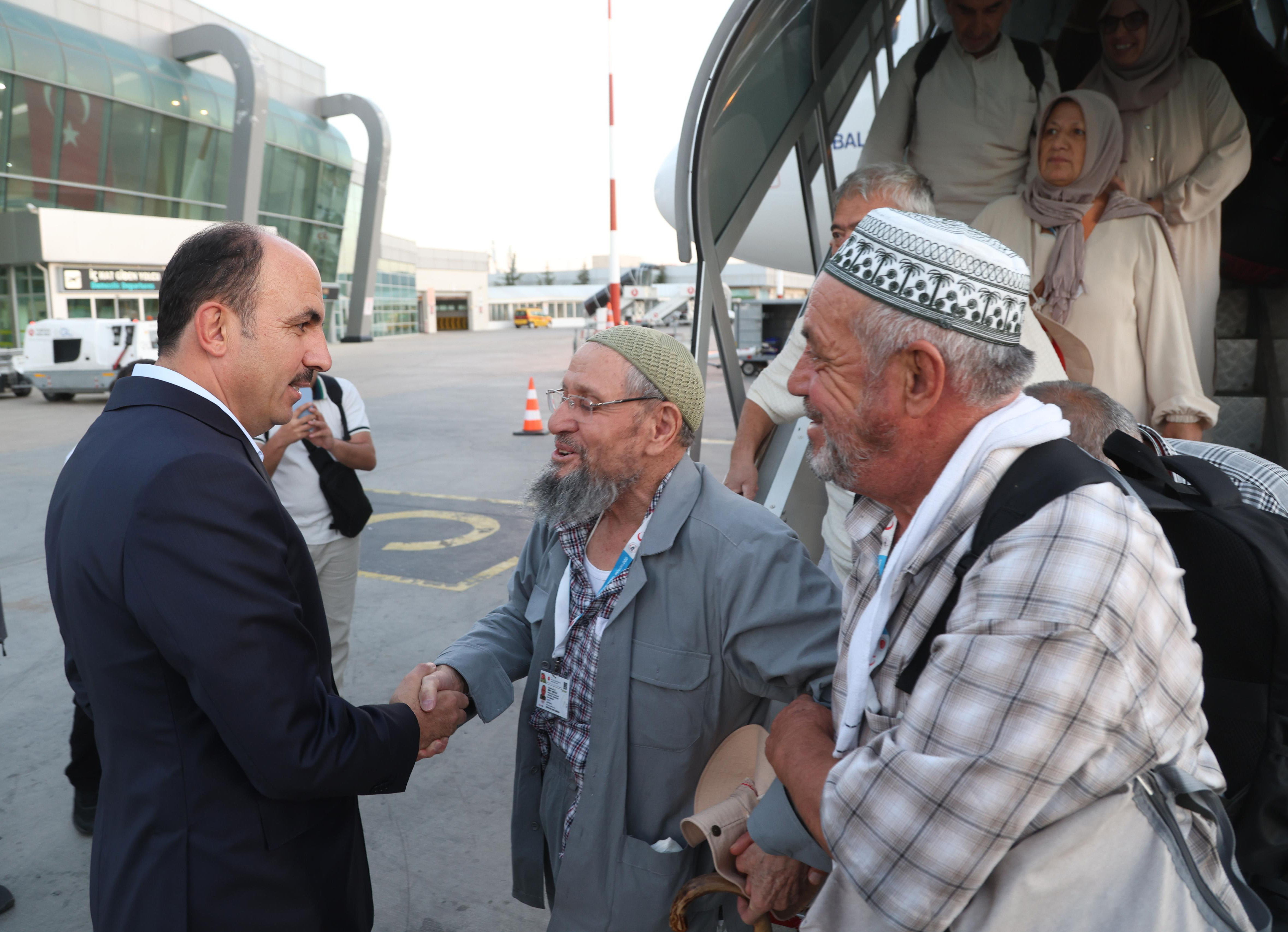 BAŞKAN ALTAY, KUTSAL TOPRAKLARDAN DÖNEN VEFA UMRESİ İLK KAFİLESİNİN DÖNÜŞ HEYECANINA ORTAK OLDU