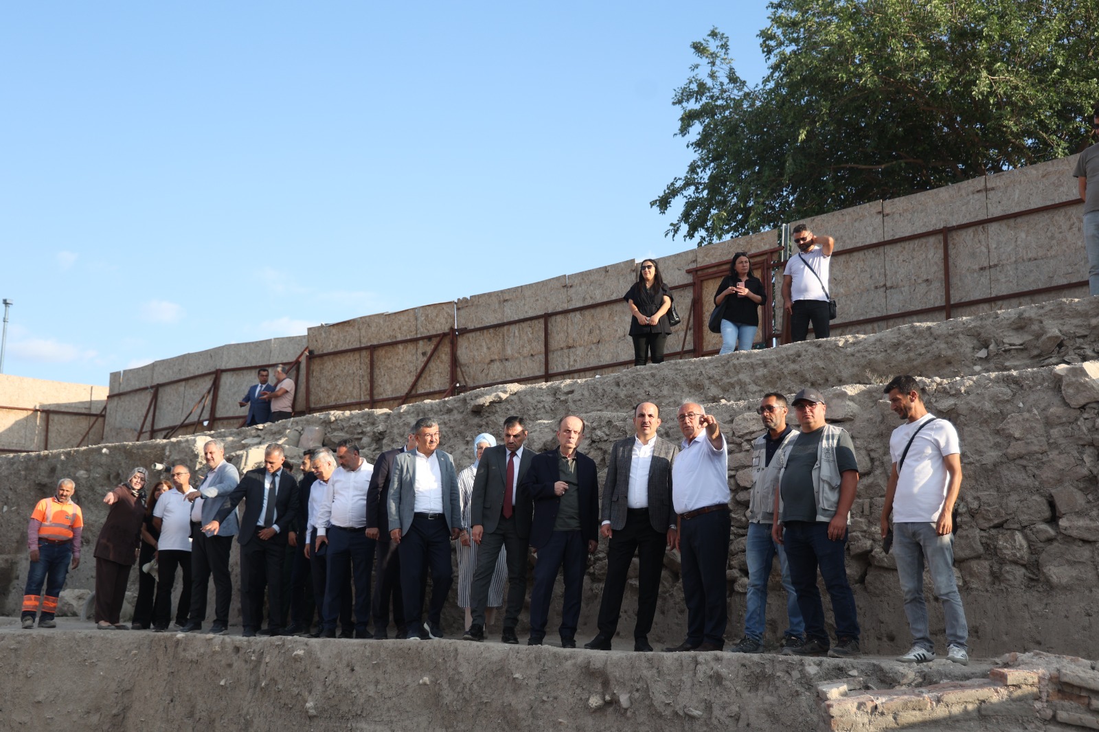 AK PARTİ KONYA MİLLETVEKİLLERİ, BAŞKAN ALTAY, İL BAŞKANI ÖZGÖKÇEN LARENDE KAZI ÇALIŞMALARINI İNCELEDİ