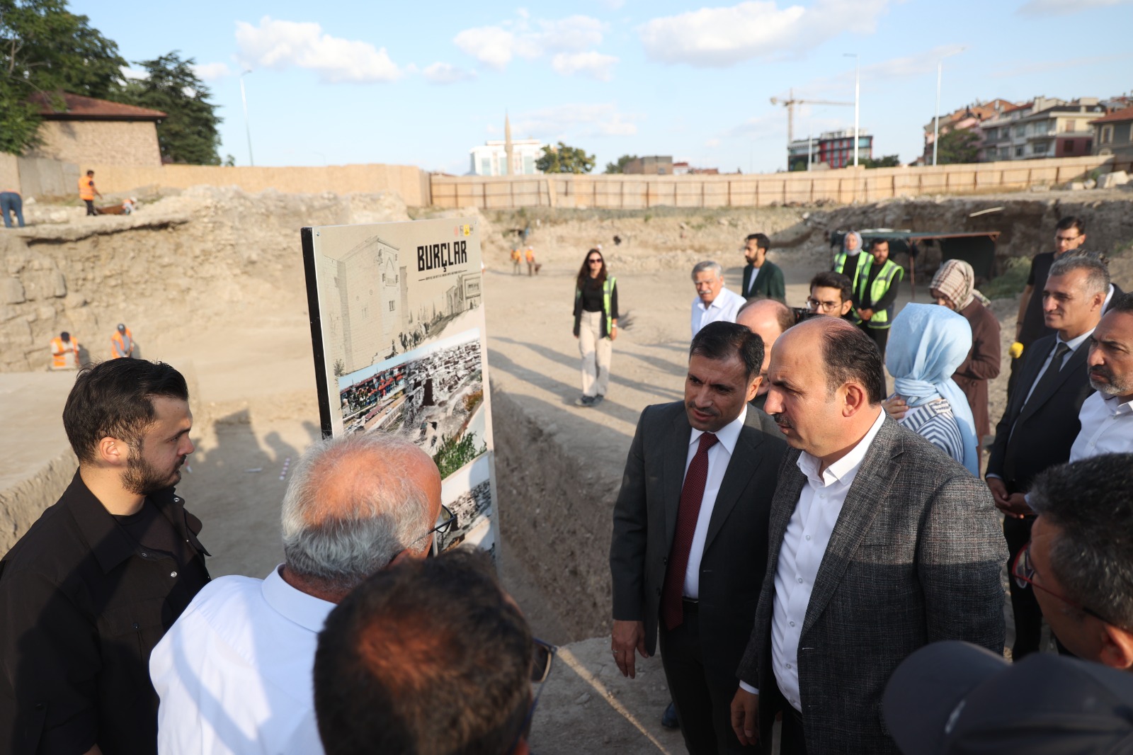 AK PARTİ KONYA MİLLETVEKİLLERİ, BAŞKAN ALTAY, İL BAŞKANI ÖZGÖKÇEN LARENDE KAZI ÇALIŞMALARINI İNCELEDİ