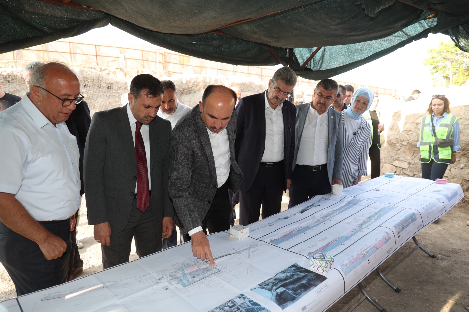 AK PARTİ KONYA MİLLETVEKİLLERİ, BAŞKAN ALTAY, İL BAŞKANI ÖZGÖKÇEN LARENDE KAZI ÇALIŞMALARINI İNCELEDİ