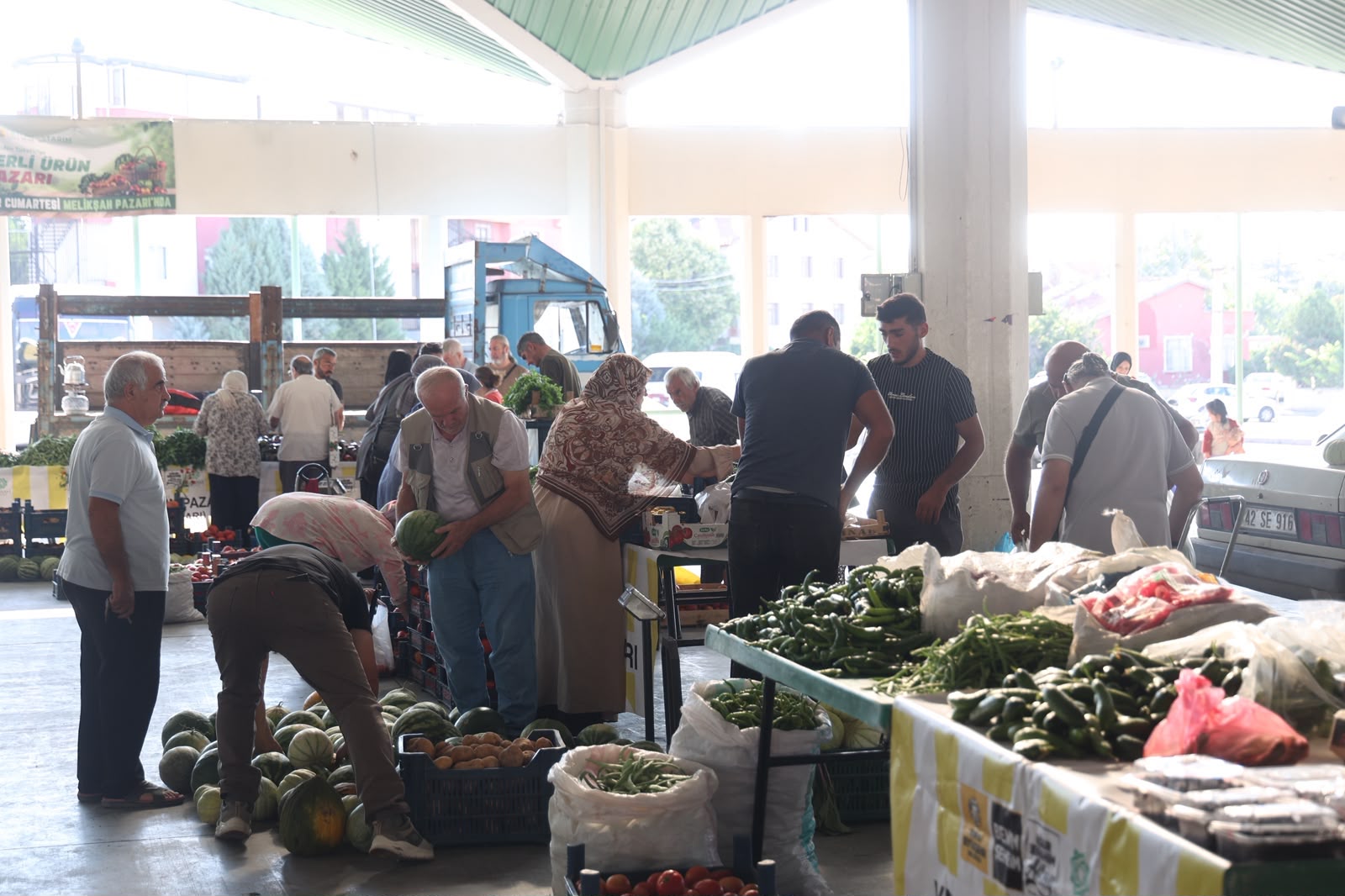 KONYA BÜYÜKŞEHİR’İN YERLİ ÜRÜN PAZARI, ÜRETİCİ İLE TÜKETİCİYİ DOĞRUDAN BULUŞTURUYOR