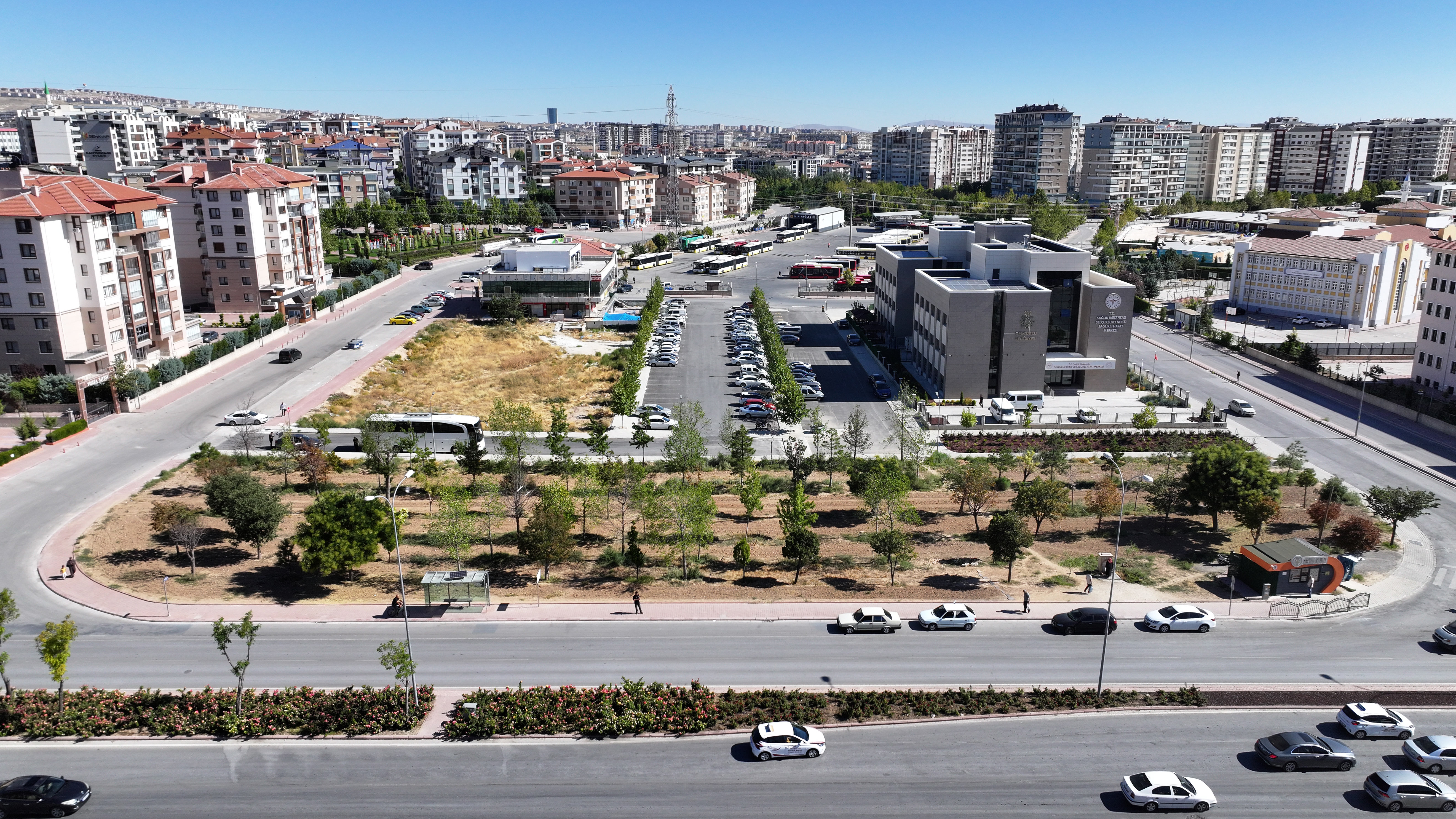 KONYA BÜYÜKŞEHİR, RAYLI SİSTEM ÇALIŞMALARI ESNASINDA KALDIRDIĞI HER AĞACI YENİDEN TOPRAKLA BULUŞTURUYOR