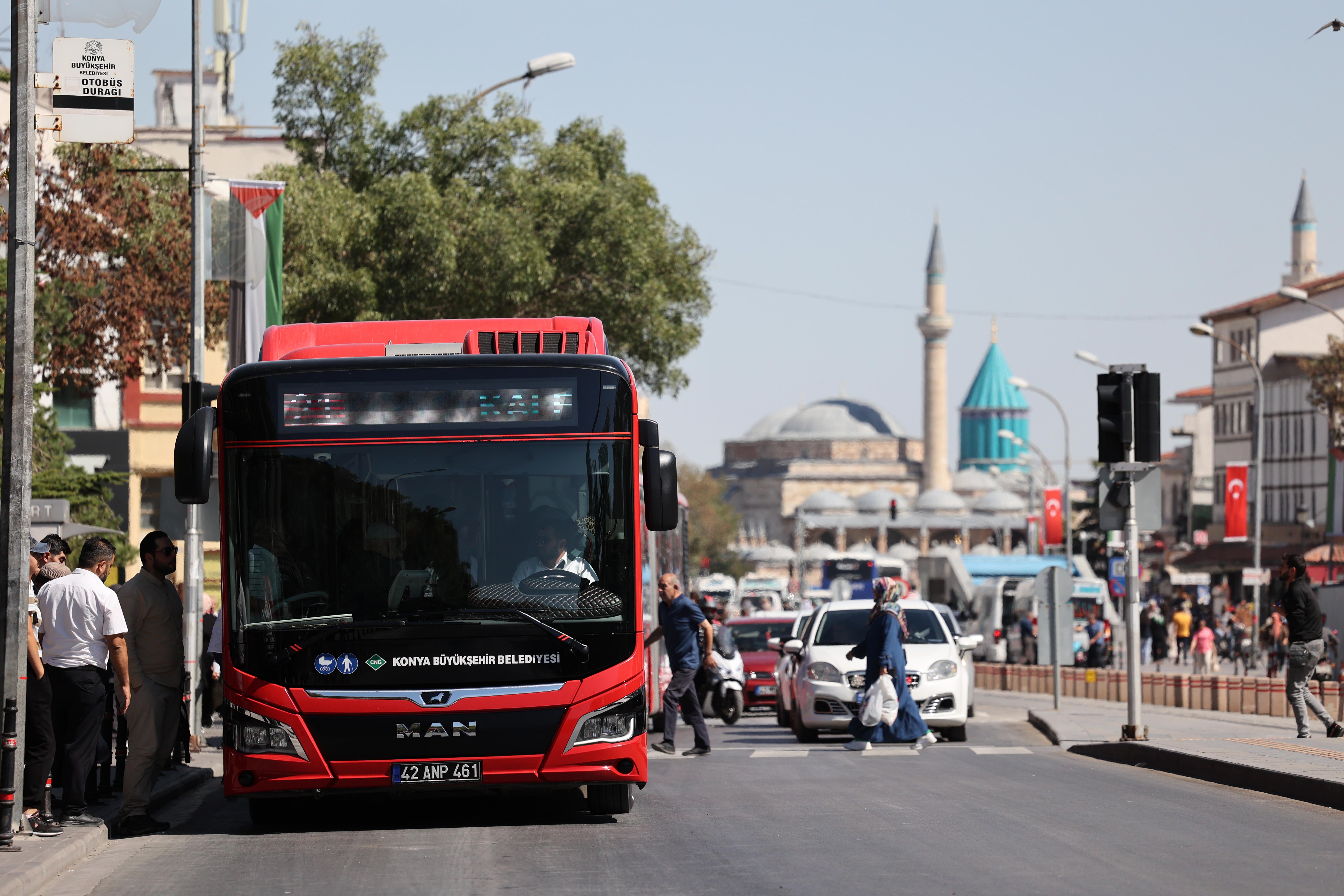 BAŞKAN ALTAY KONYA’DAKİ ÜNİVERSİTELERE İLK KEZ KAYIT YAPTIRAN ÖĞRENCİLERİN BU YIL DA TOPLU ULAŞIMI 7 GÜN ÜCRETSİZ KULLANABİLECEĞİNİ AÇIKLADI