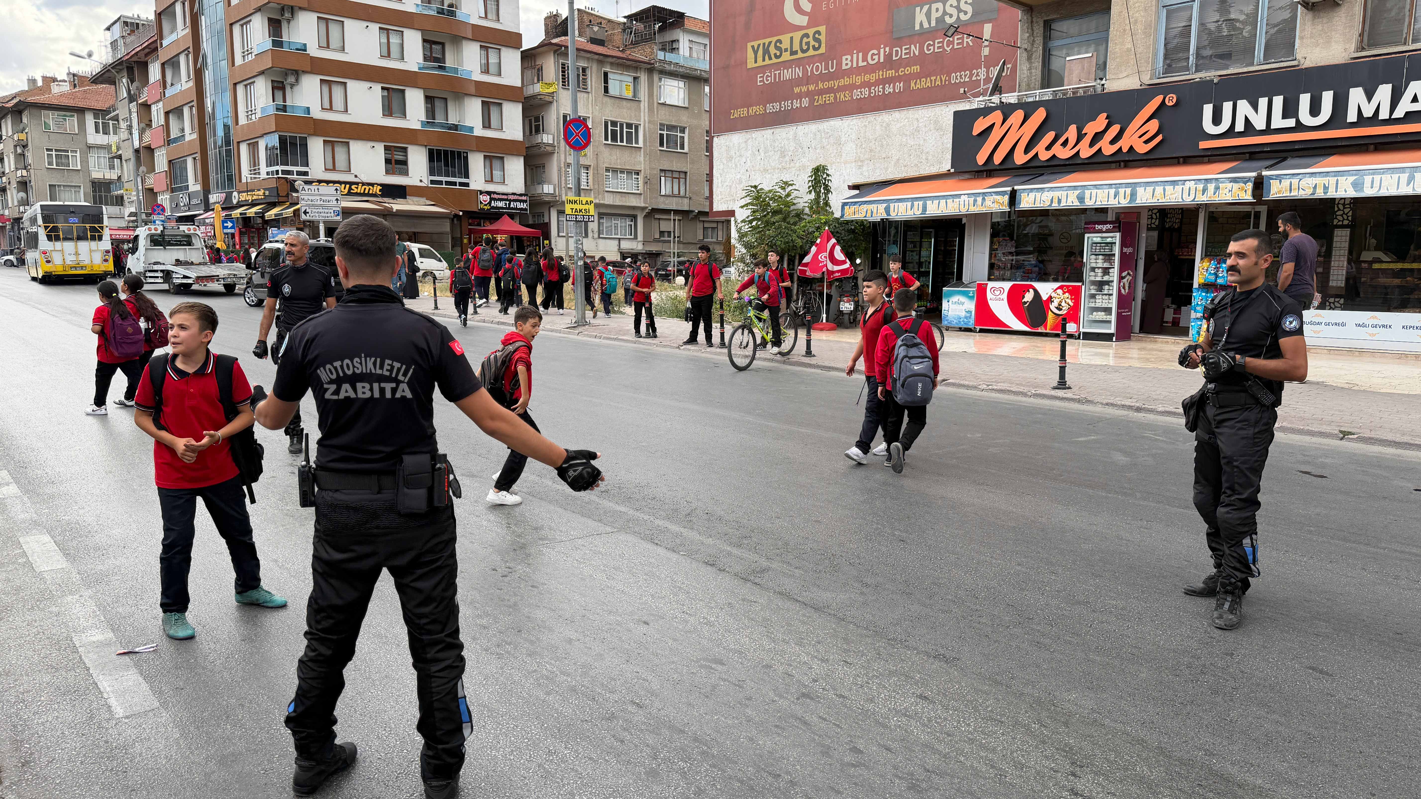KONYA BÜYÜKŞEHİR ZABITASI OKUL ÇIKIŞLARINDA ÖĞRENCİLERİN GÜVENLİĞİNİ SAĞLIYOR
