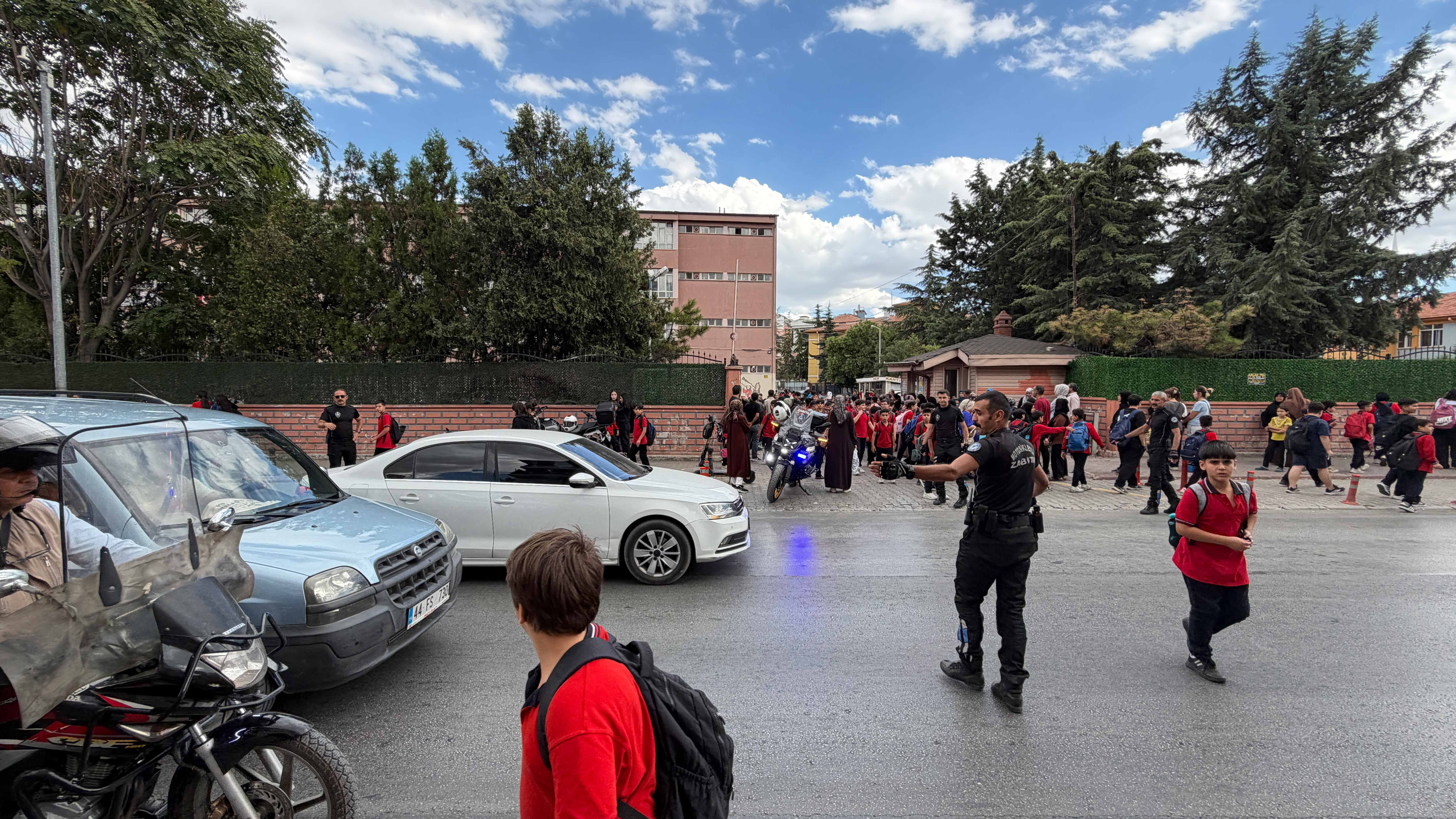 KONYA BÜYÜKŞEHİR ZABITASI OKUL ÇIKIŞLARINDA ÖĞRENCİLERİN GÜVENLİĞİNİ SAĞLIYOR