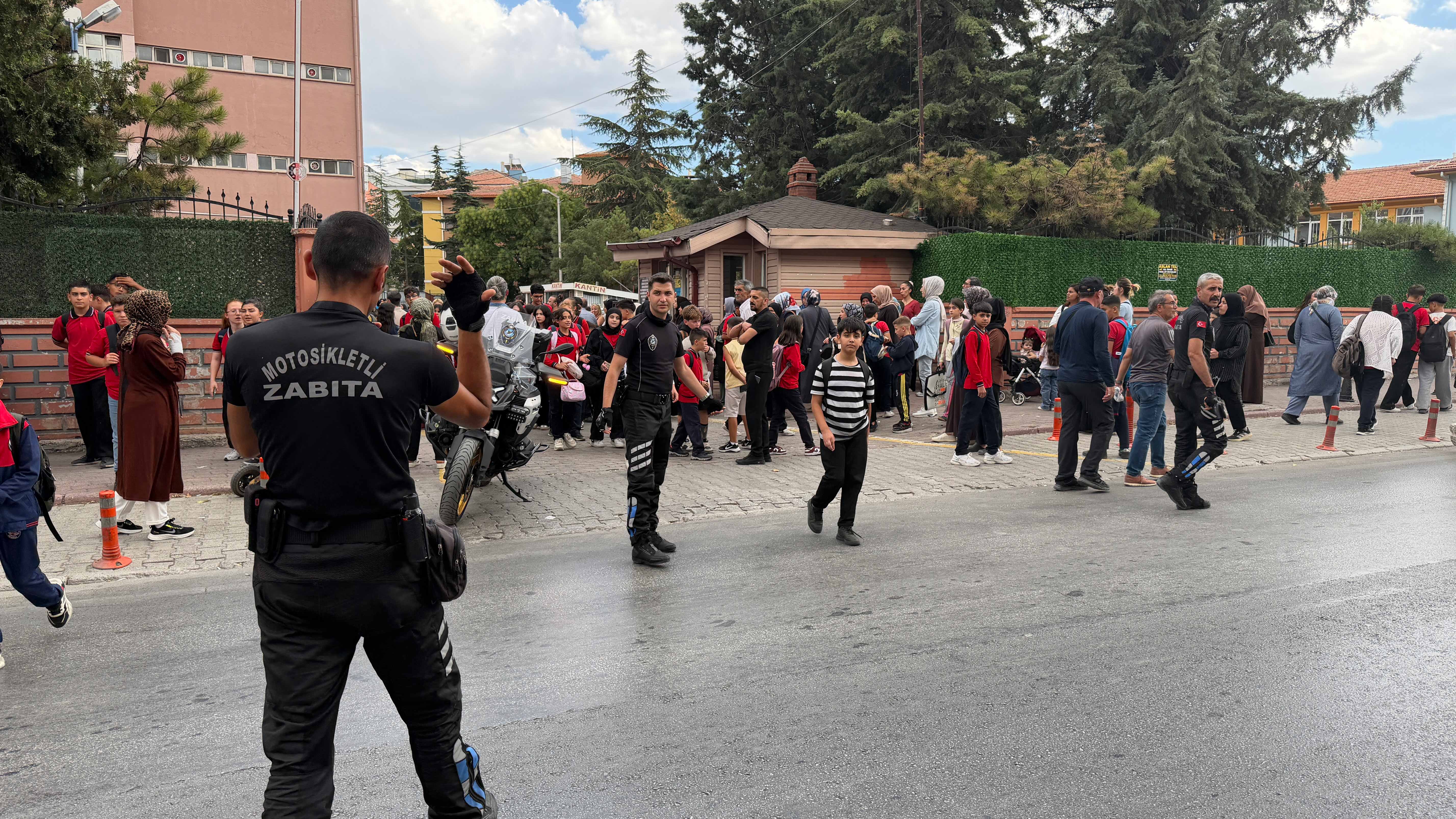 KONYA BÜYÜKŞEHİR ZABITASI OKUL ÇIKIŞLARINDA ÖĞRENCİLERİN GÜVENLİĞİNİ SAĞLIYOR