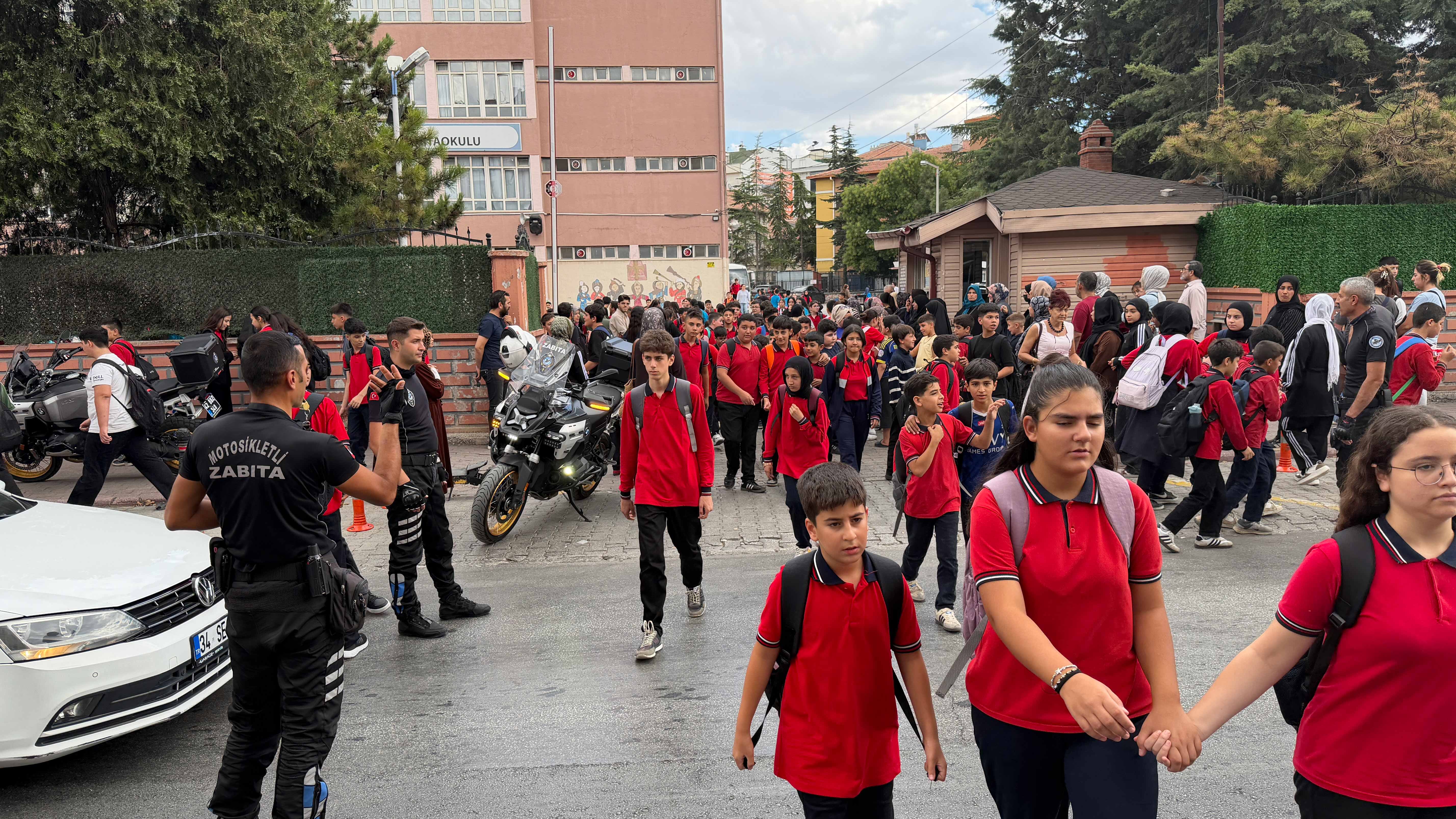 KONYA BÜYÜKŞEHİR ZABITASI OKUL ÇIKIŞLARINDA ÖĞRENCİLERİN GÜVENLİĞİNİ SAĞLIYOR