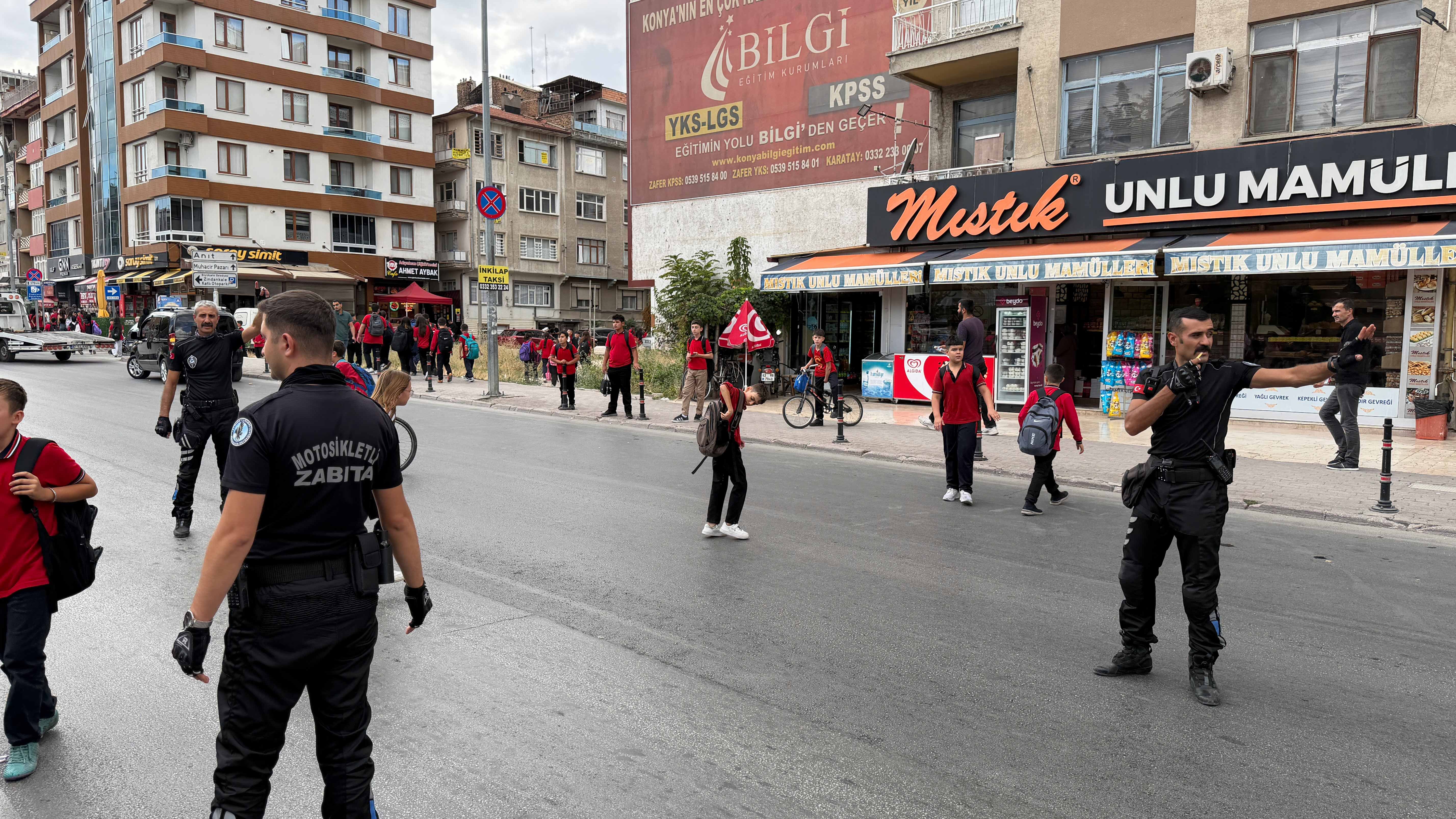 KONYA BÜYÜKŞEHİR ZABITASI OKUL ÇIKIŞLARINDA ÖĞRENCİLERİN GÜVENLİĞİNİ SAĞLIYOR