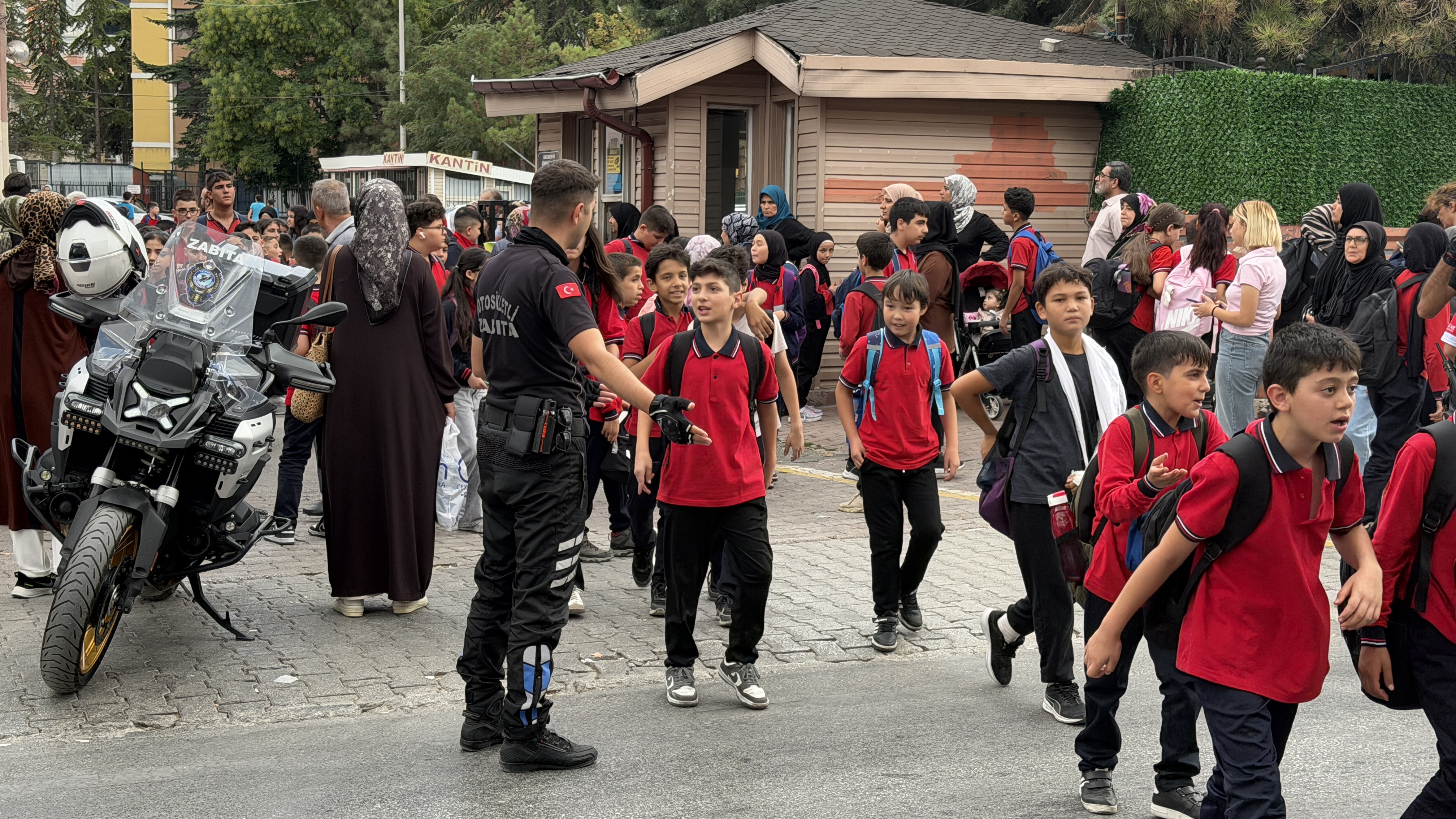 KONYA BÜYÜKŞEHİR ZABITASI OKUL ÇIKIŞLARINDA ÖĞRENCİLERİN GÜVENLİĞİNİ SAĞLIYOR