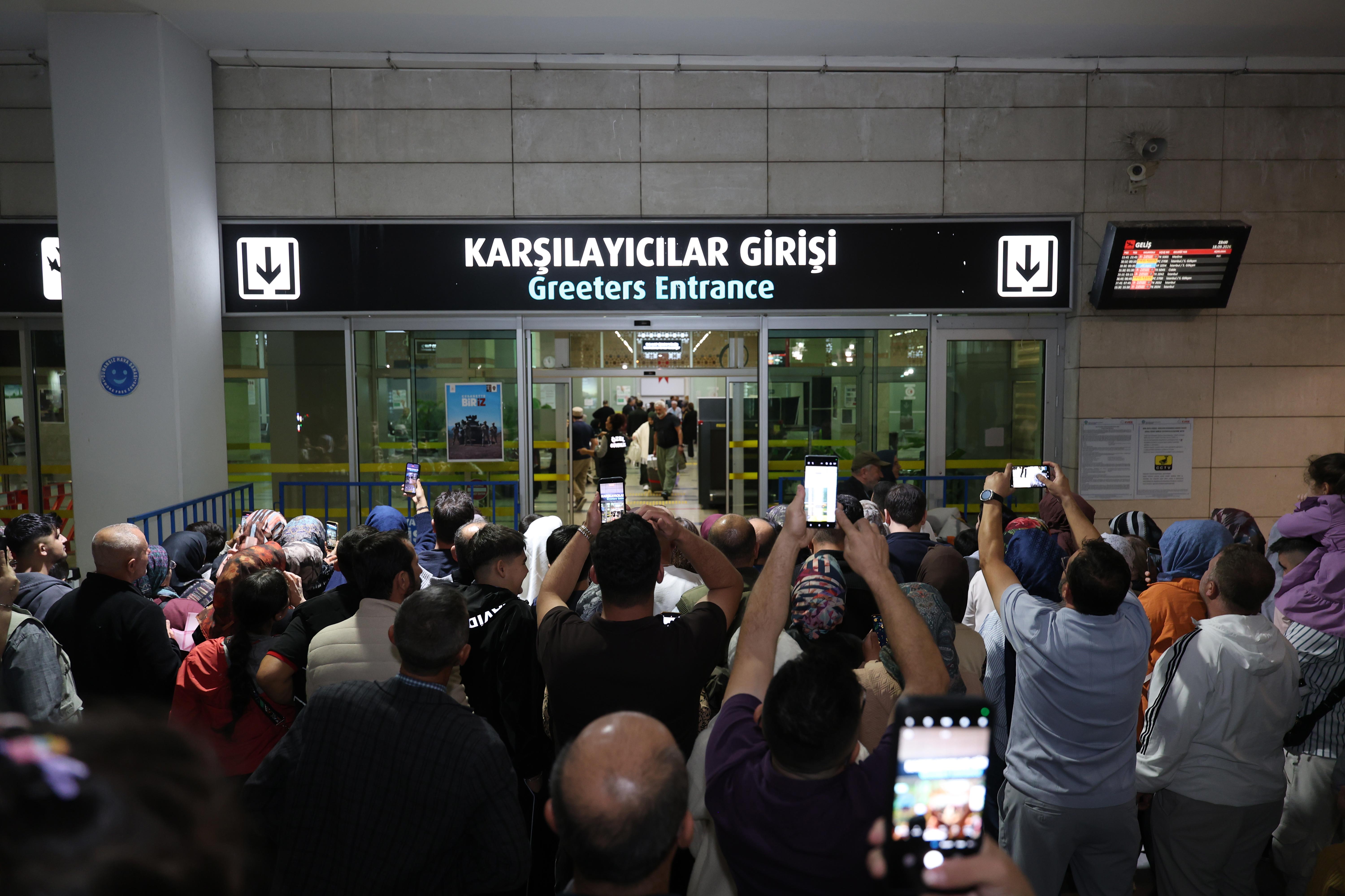 KONYA BÜYÜKŞEHİR’İN VEFA UMRESİ’NDE İKİNCİ KAFİLE UMRE İBADETİNİ TAMAMLAYIP ŞEHRE DÖNDÜ