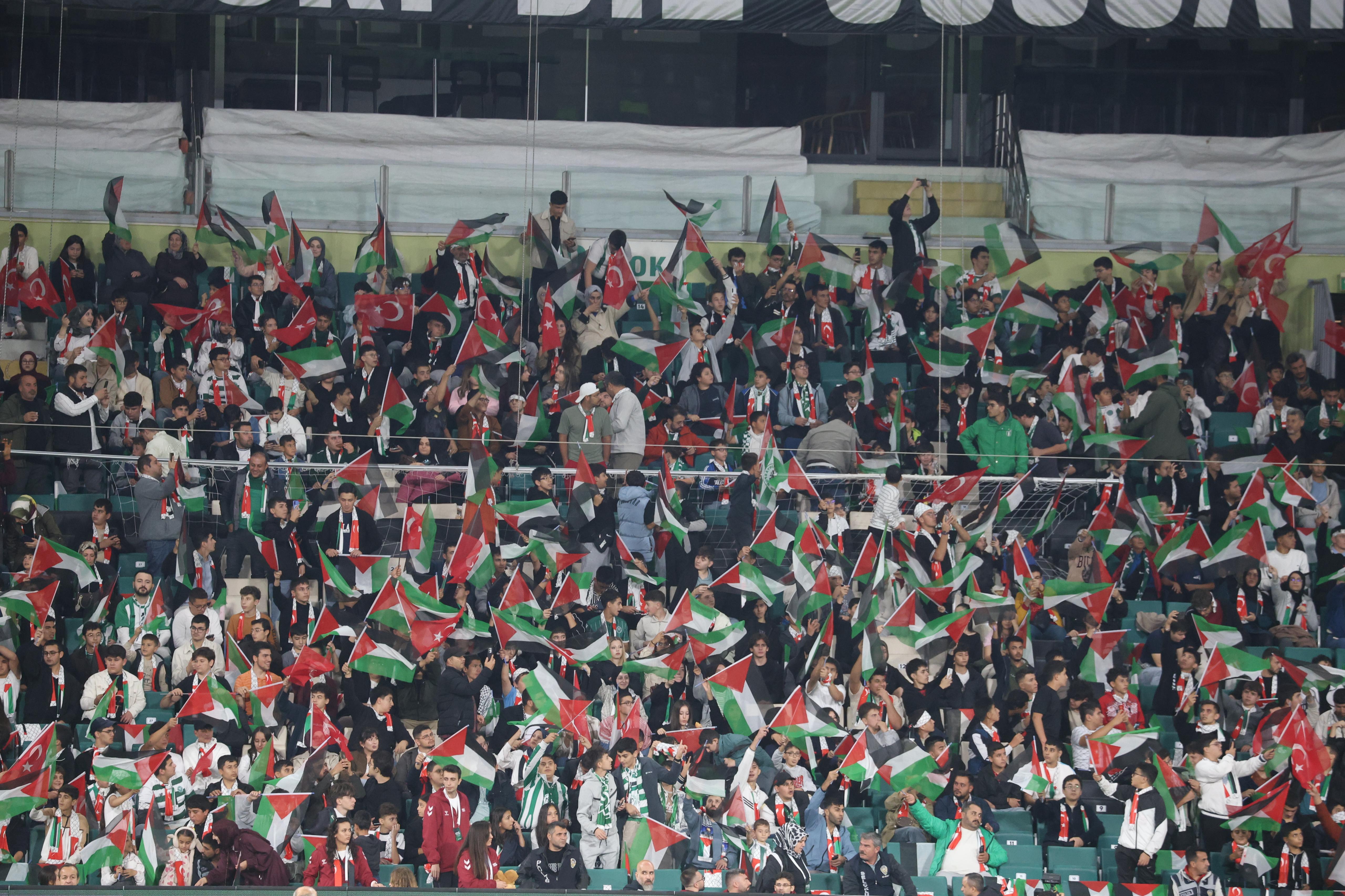 FİLİSTİN MİLLİ TAKIMI İLE KONYASPOR’UN KARŞILAŞTIĞI MAÇTA TÜM DÜNYAYA FİLİSTİN’E DESTEK MESAJI VERİLDİ