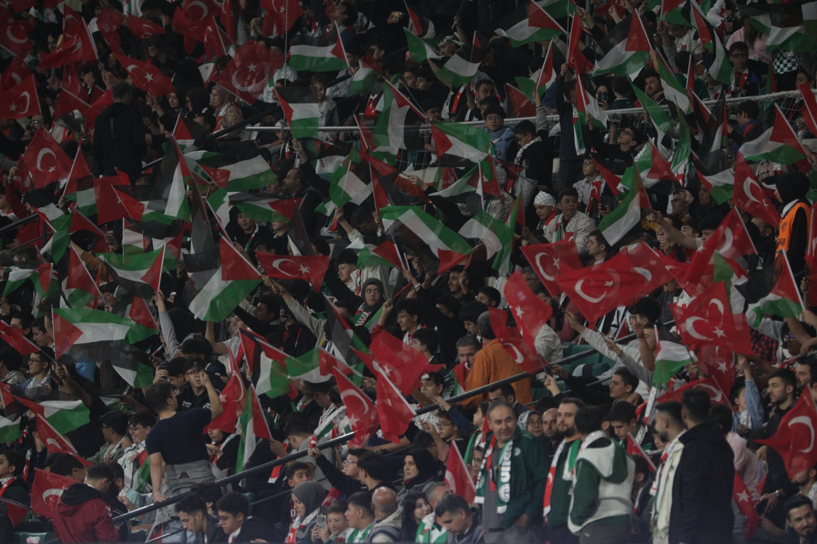 FİLİSTİN MİLLİ TAKIMI İLE KONYASPOR’UN KARŞILAŞTIĞI MAÇTA TÜM DÜNYAYA FİLİSTİN’E DESTEK MESAJI VERİLDİ