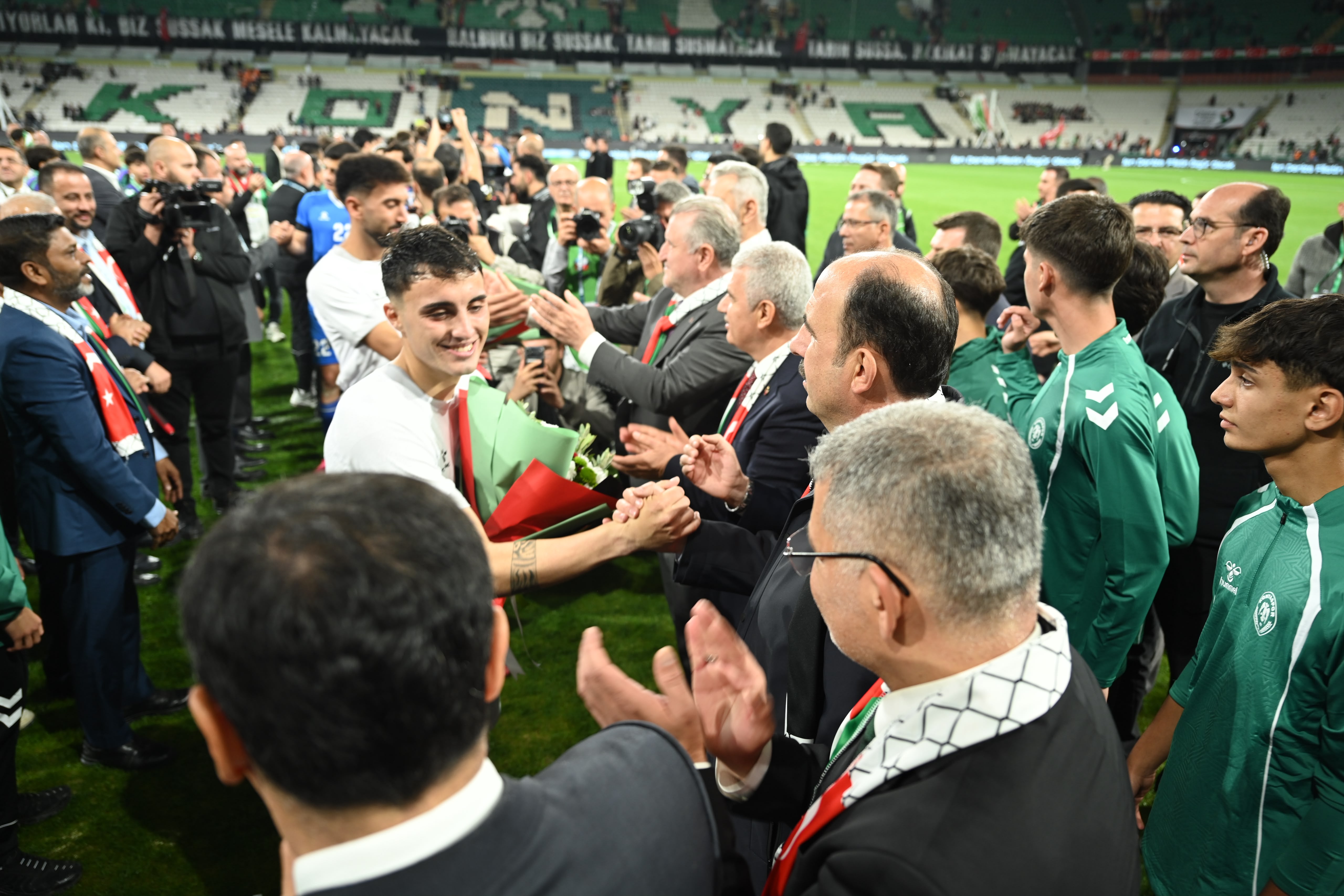 FİLİSTİN MİLLİ TAKIMI İLE KONYASPOR’UN KARŞILAŞTIĞI MAÇTA TÜM DÜNYAYA FİLİSTİN’E DESTEK MESAJI VERİLDİ