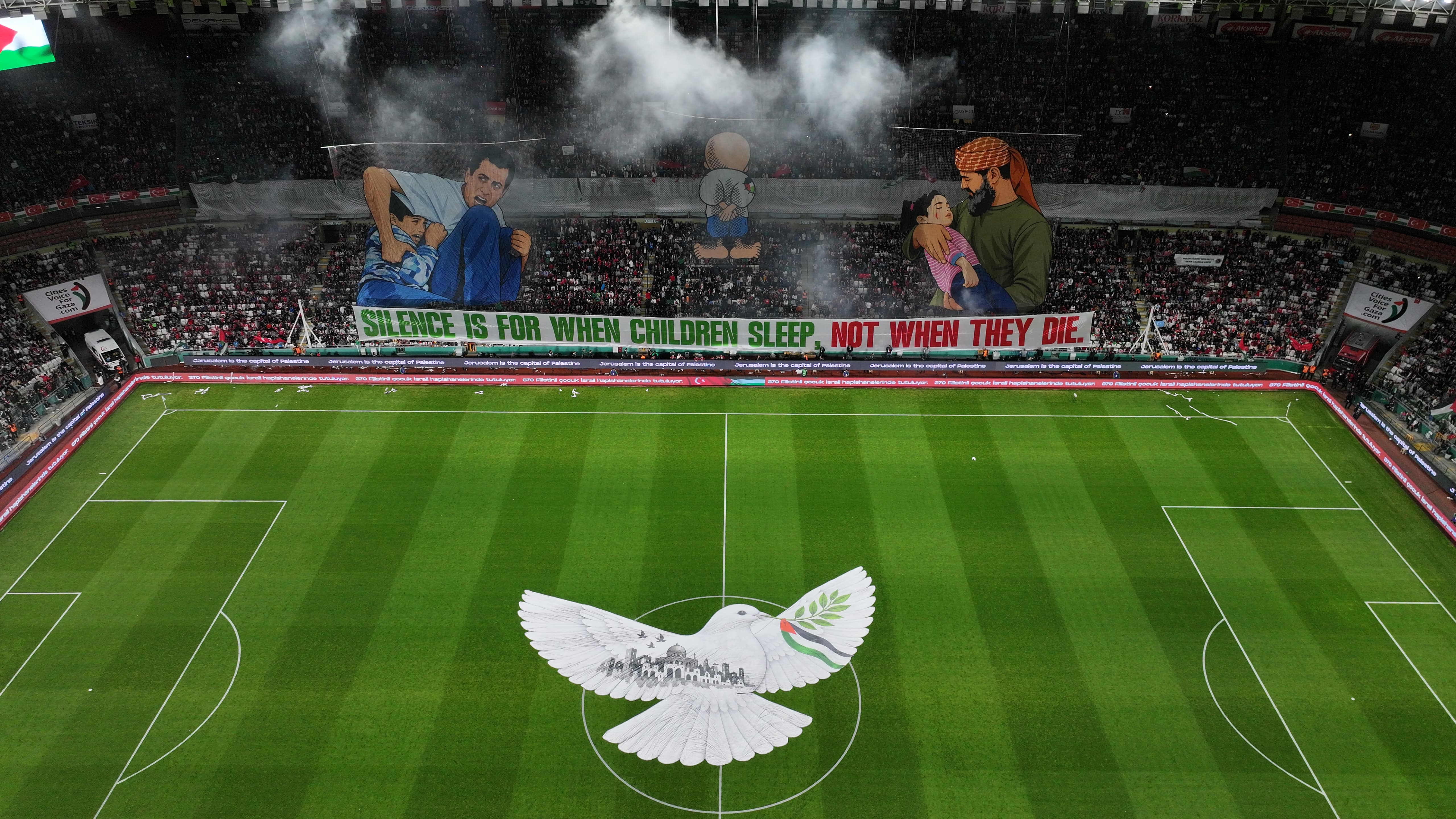 FİLİSTİN MİLLİ TAKIMI İLE KONYASPOR’UN KARŞILAŞTIĞI MAÇTA TÜM DÜNYAYA FİLİSTİN’E DESTEK MESAJI VERİLDİ