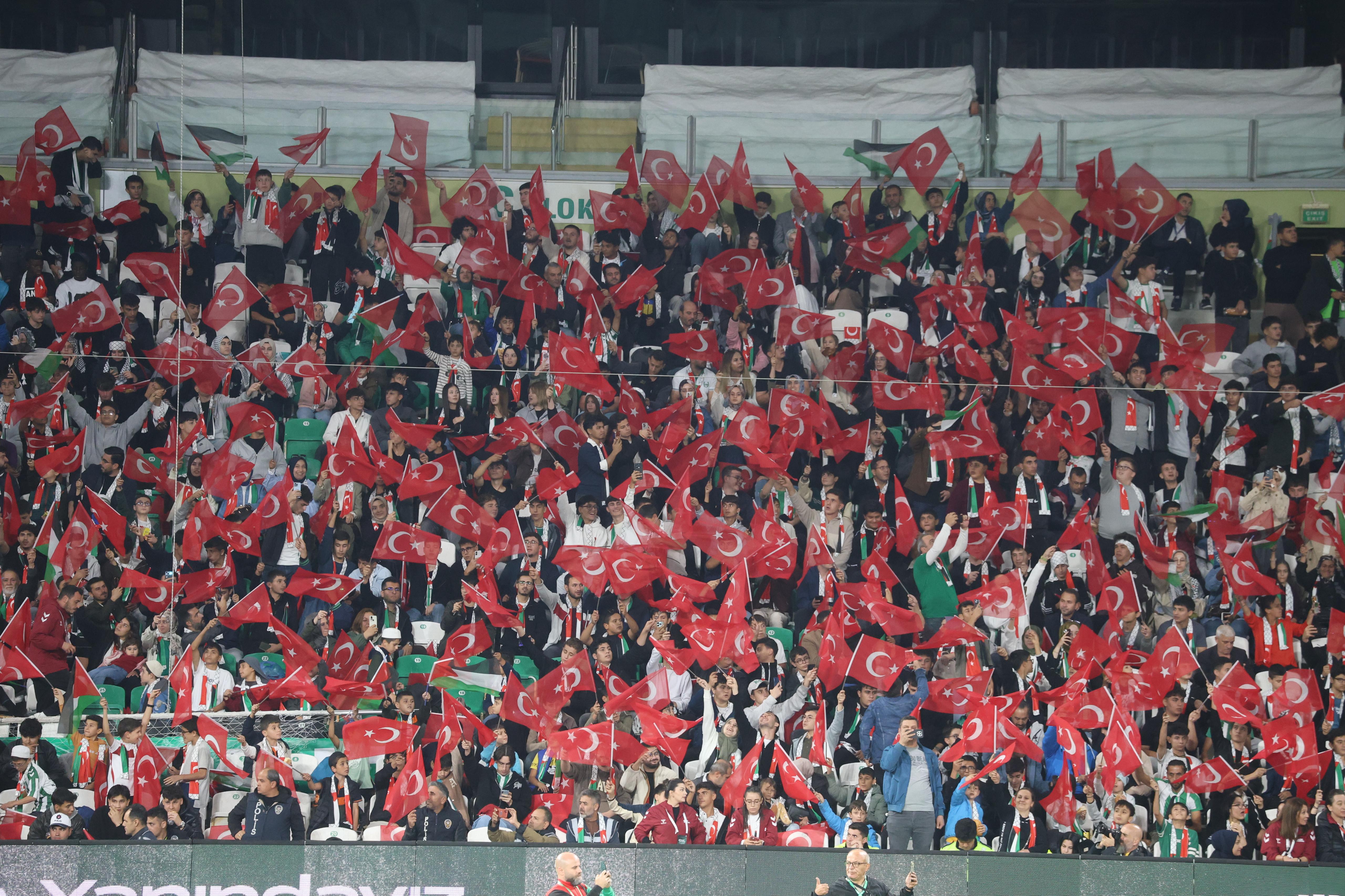 FİLİSTİN MİLLİ TAKIMI İLE KONYASPOR’UN KARŞILAŞTIĞI MAÇTA TÜM DÜNYAYA FİLİSTİN’E DESTEK MESAJI VERİLDİ