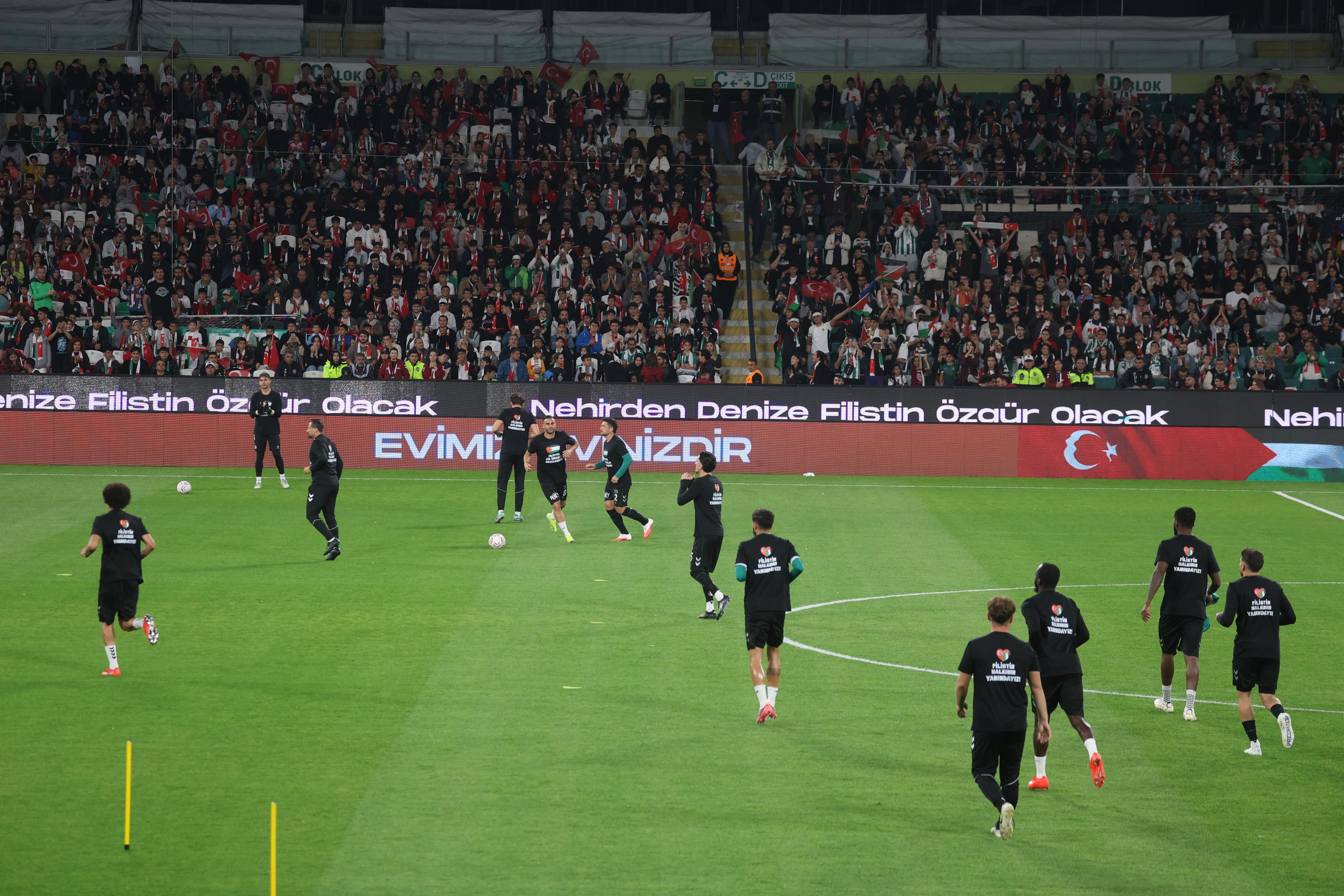 FİLİSTİN MİLLİ TAKIMI İLE KONYASPOR’UN KARŞILAŞTIĞI MAÇTA TÜM DÜNYAYA FİLİSTİN’E DESTEK MESAJI VERİLDİ