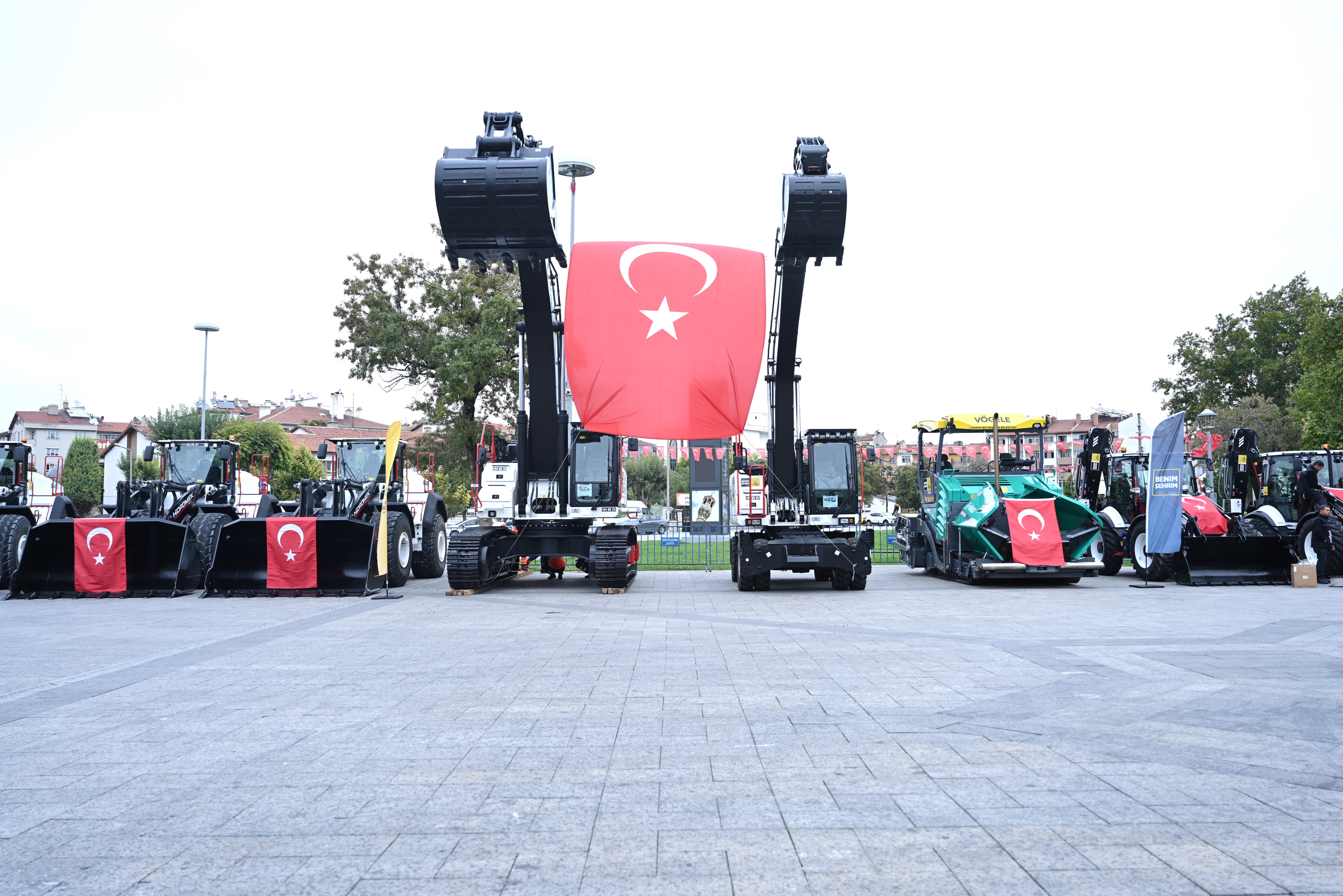BAŞKAN ALTAY: “419 MİLYON LİRA BEDELLE ŞEHRİMİZE KAZANDIRDIĞIMIZ 54 YENİ ARAÇ HAYIRLI OLSUN”