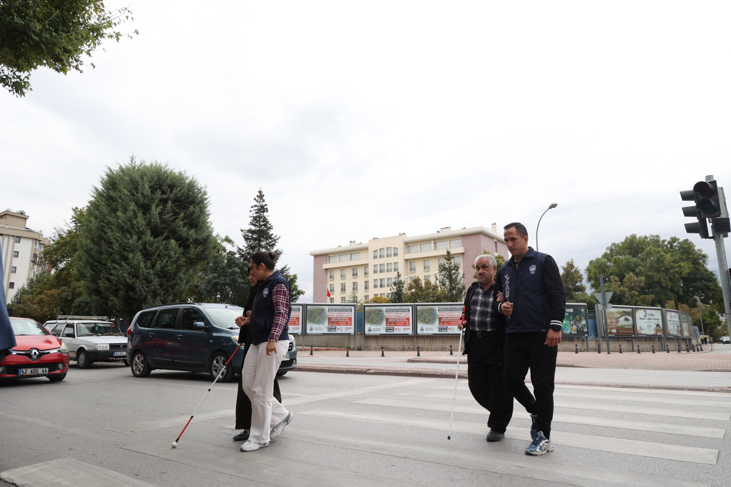 KONYA BÜYÜKŞEHİR’DE GÖREVE YENİ BAŞLAYAN ZABITA PERSONELİNE GÖRME ENGELLİ BİREYLERDEN FARKINDALIK EĞİTİMİ